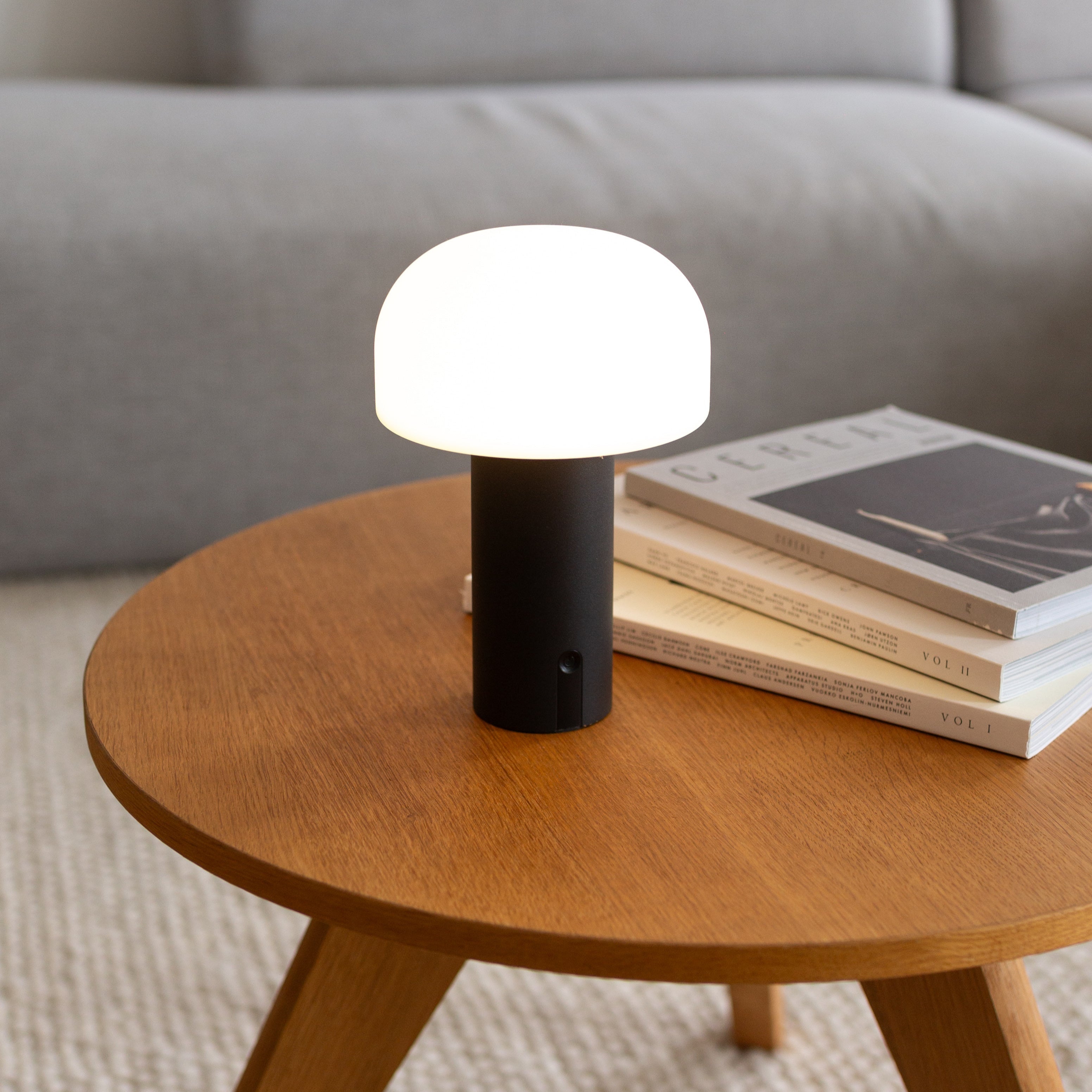 Moderne kabellose Noa LED Pilzlampe auf Wohnzimmertisch als stilvolle Leselampe