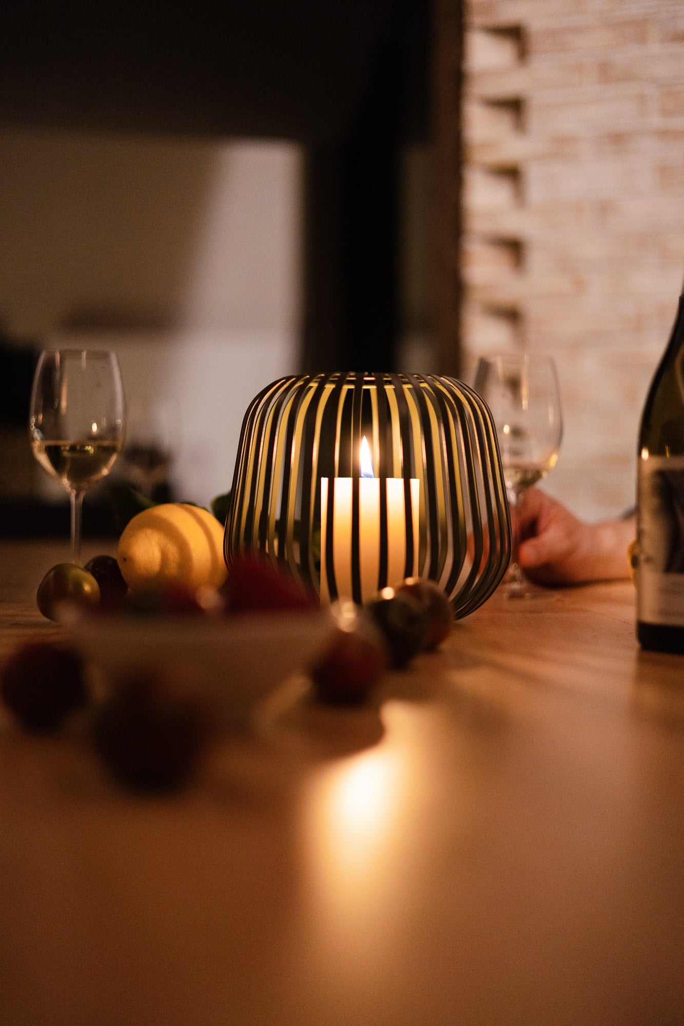 Stimmungsvolle Laterne mit Metall Design auf Esstisch als Windlicht mit Kerzen und elegantem Schattenwurf