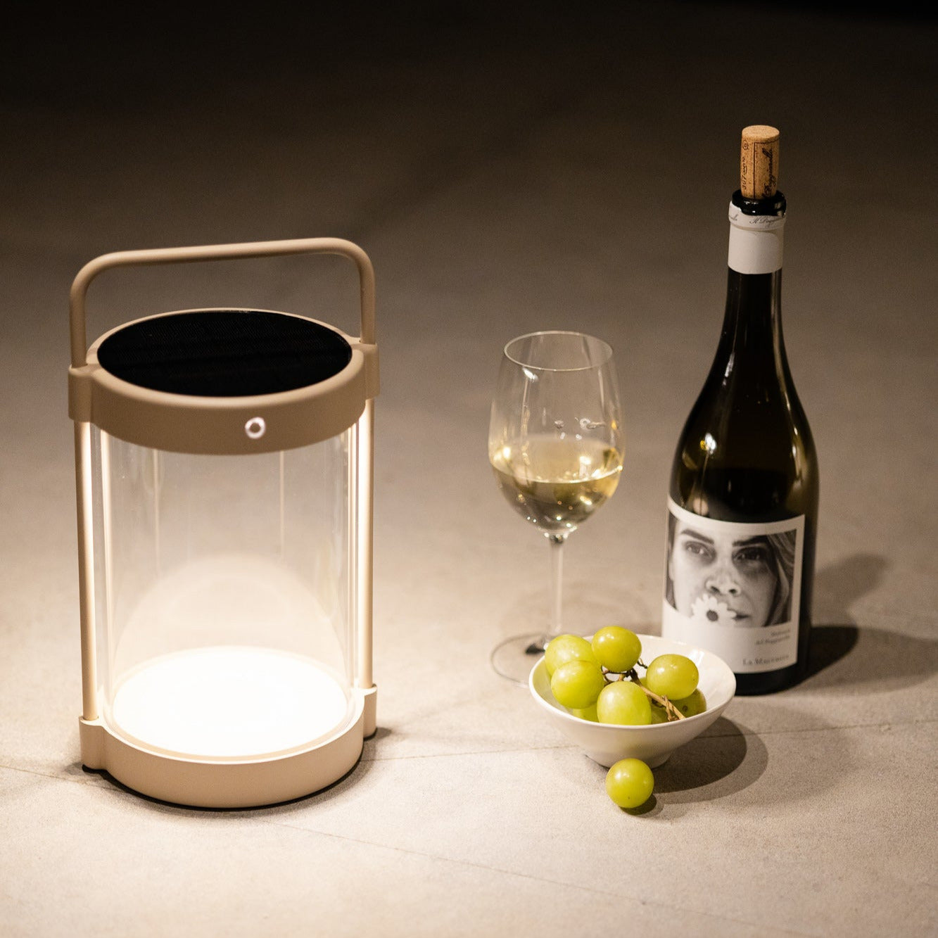 Beige Caia Solarlaterne mit Echtglas als stimmungsvolles Tischlicht bei Sommerparty mit Wein und Trauben – kabellos, dimmbar und elegant für Sommerabende