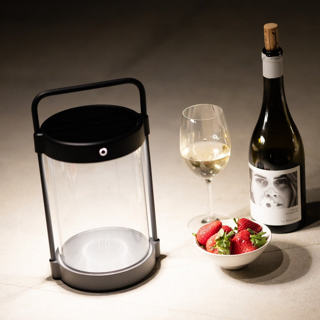 Caia Solarlaterne in Schwarz mit Echtglas – stimmungsvolle LED-Beleuchtung bei Sommerparty mit Wein und Erdbeeren im Außenbereich
