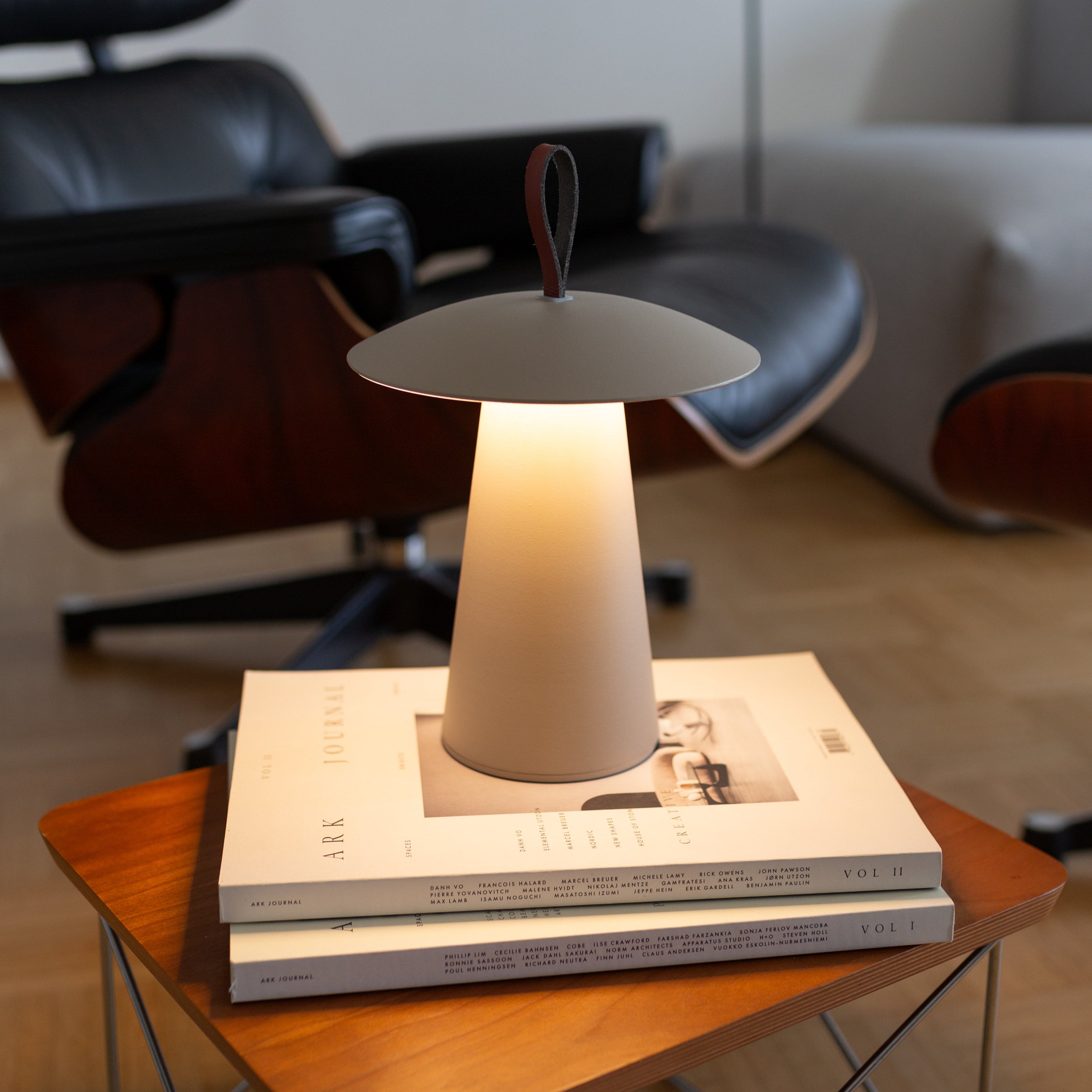 Lyvo LED-Tischlampe mit schwarzem Schirm auf Couchtisch – modernes, minimalistisches Designobjekt in hochwertigem Wohnambiente