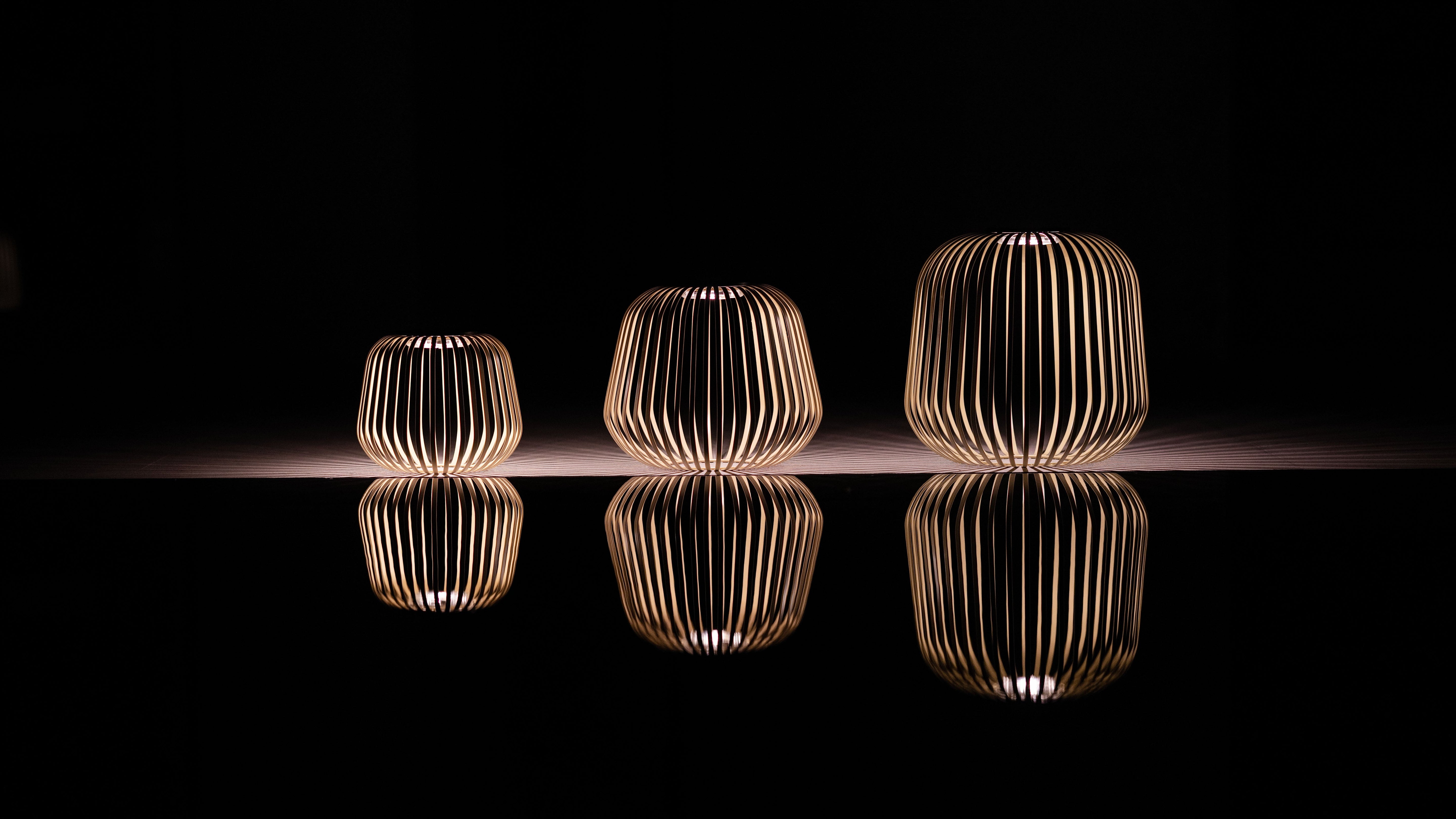 Outdoor Design-Solarlampe Solis im Garten mit dekorativem Lichtmuster auf dem Terrassenboden am Pool