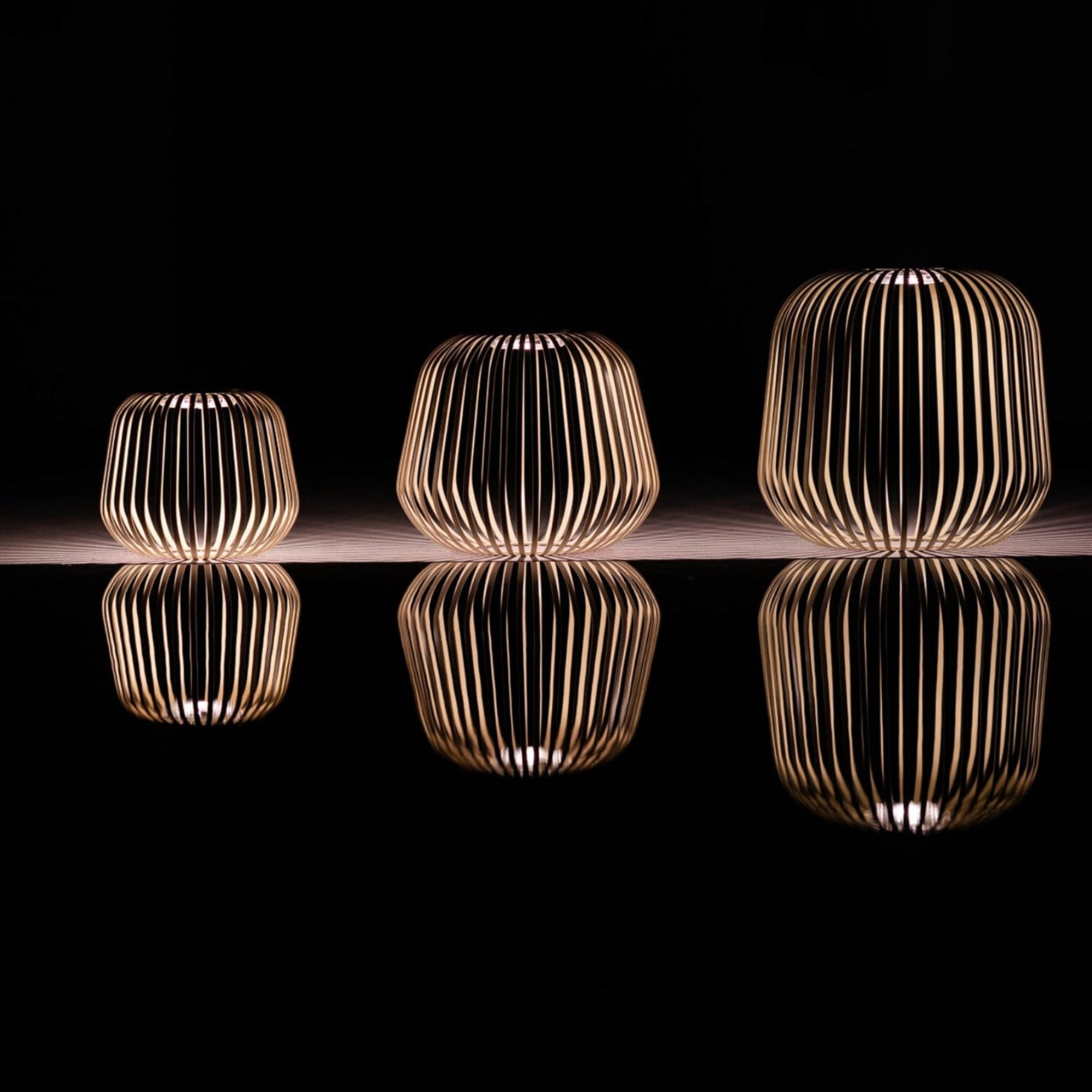 Outdoor Design-Solarlampe Solis im Garten mit dekorativem Lichtmuster auf dem Terrassenboden am Pool