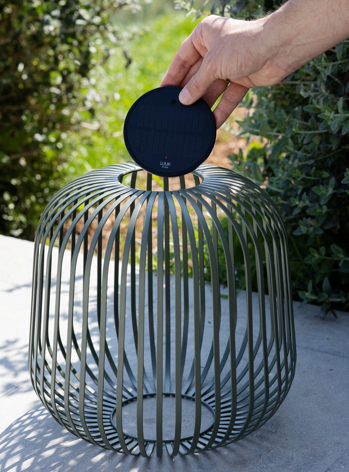 Hand setzt Solis das wetterfeste Solarmodul als Ersatzteil in die Solis Laterne ein.