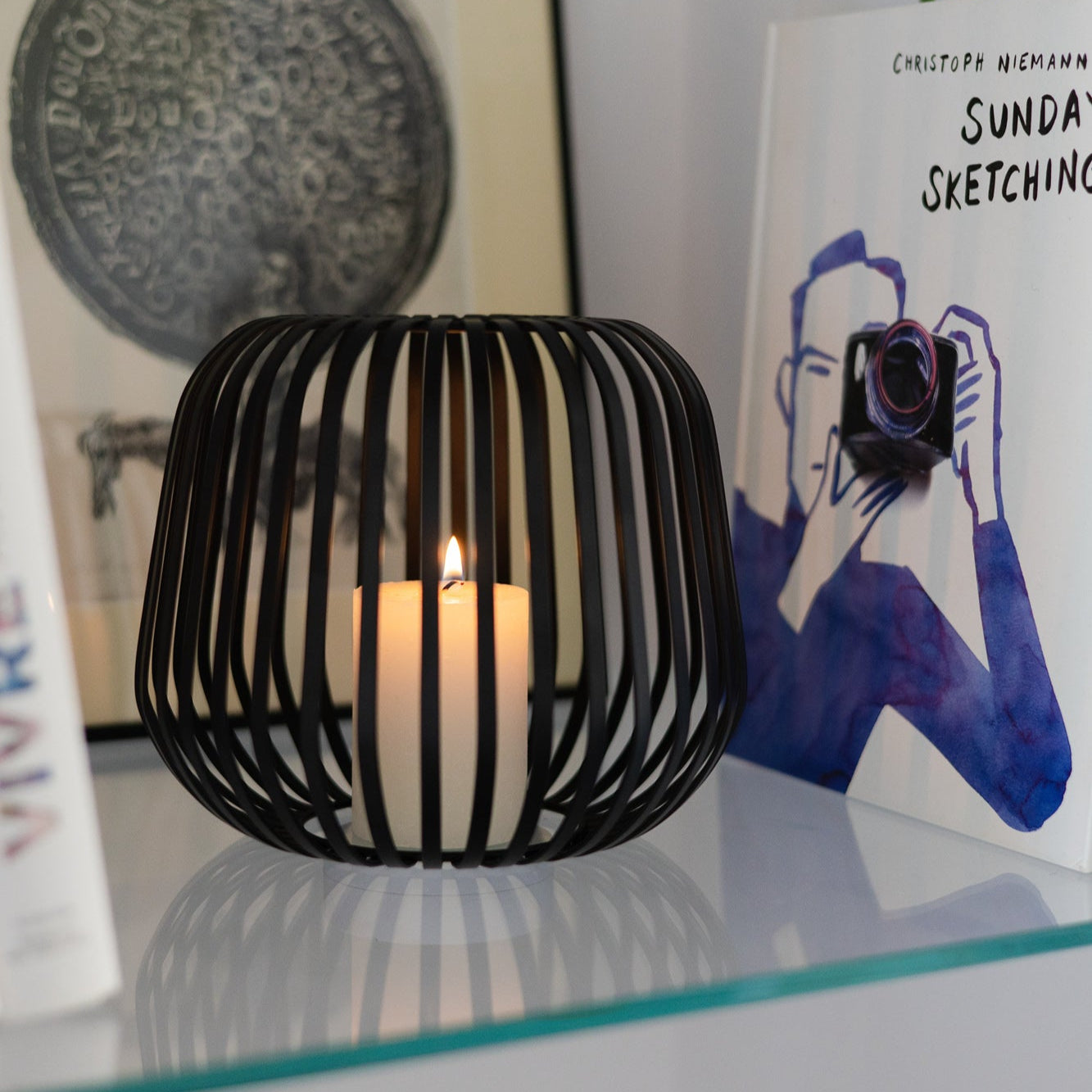 Solis Laterne ohne Solarmodul als Indoor Kerzenhalter und Windlicht im Bücherregal als Stimmungslicht mit Schattenwurf