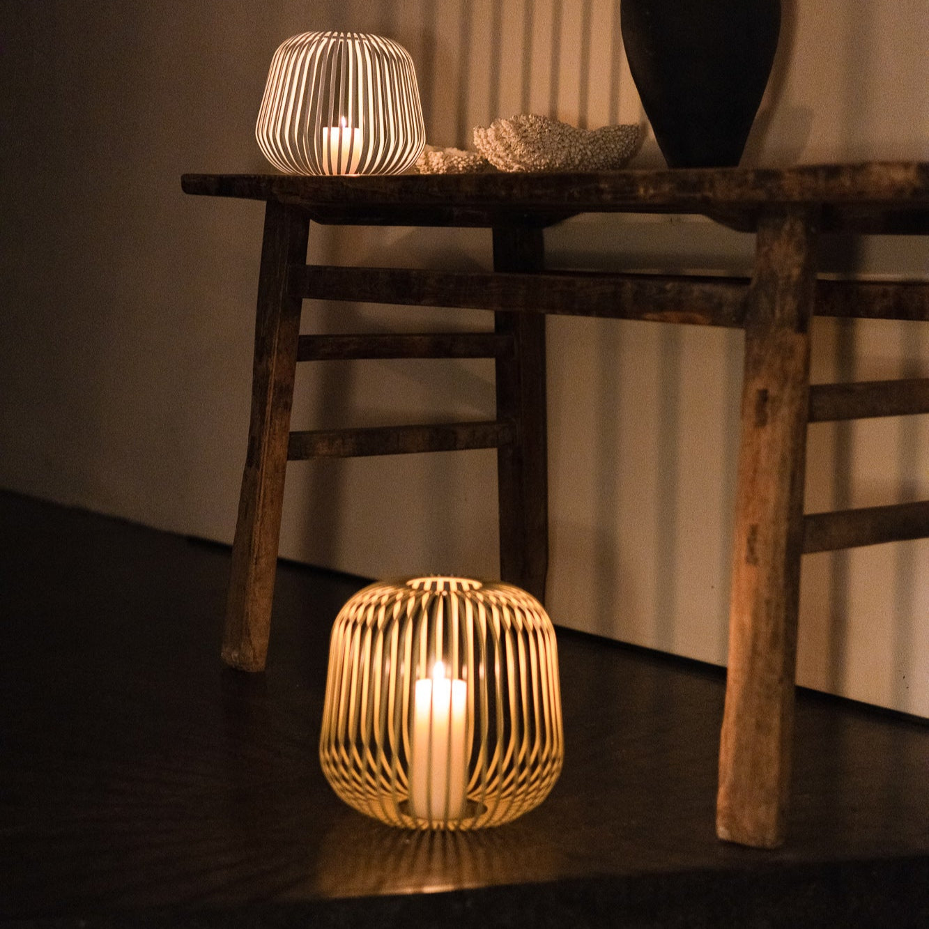 Zwei Solis Solarlaternen von LUUK Studio als Windlicht mit Kerze – stimmungsvolle Beleuchtung mit Schatteneffekten im modernen Interior