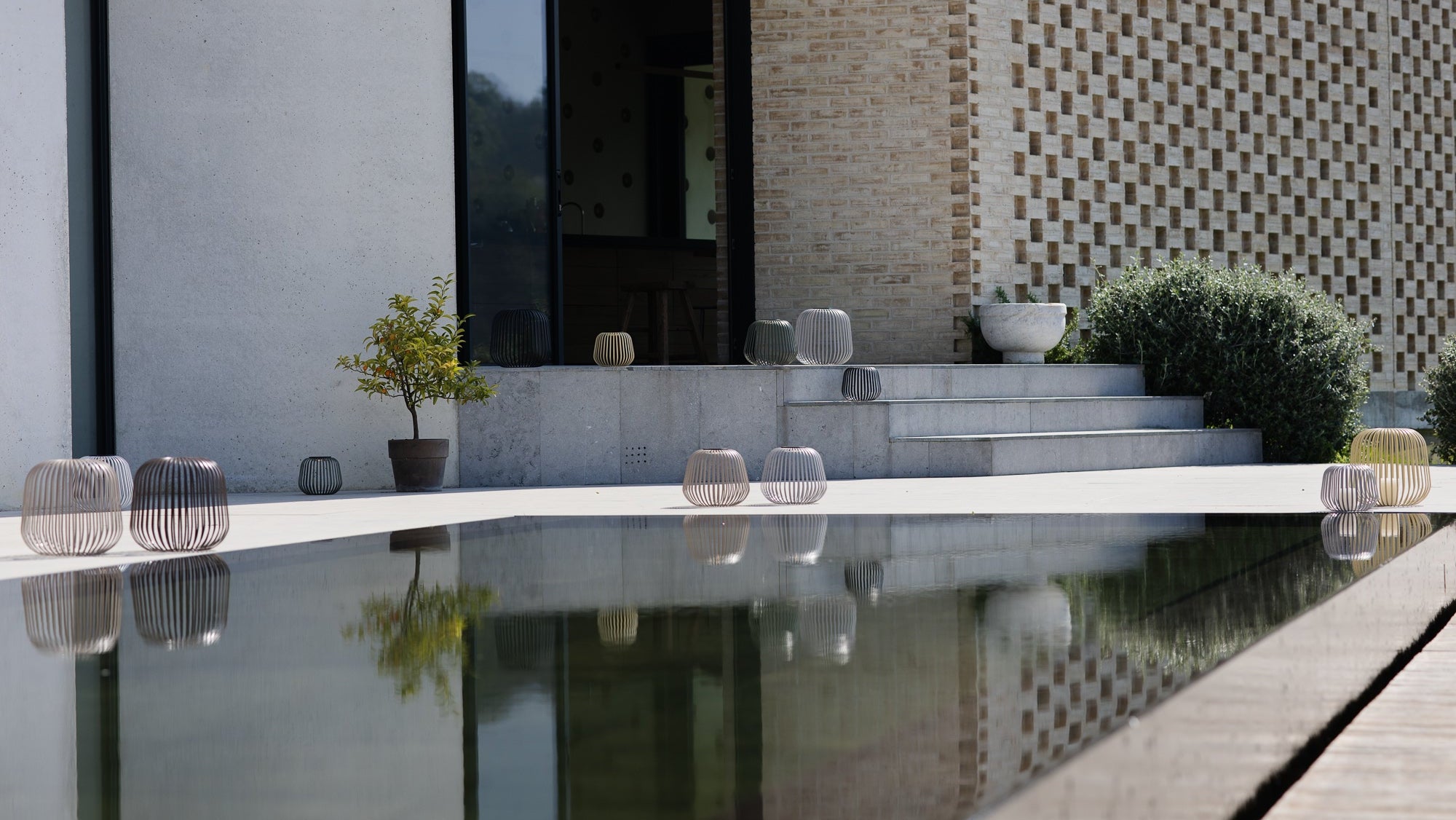 Minimalistische Outdoor Design Solarlampen am Außenpool im Garten