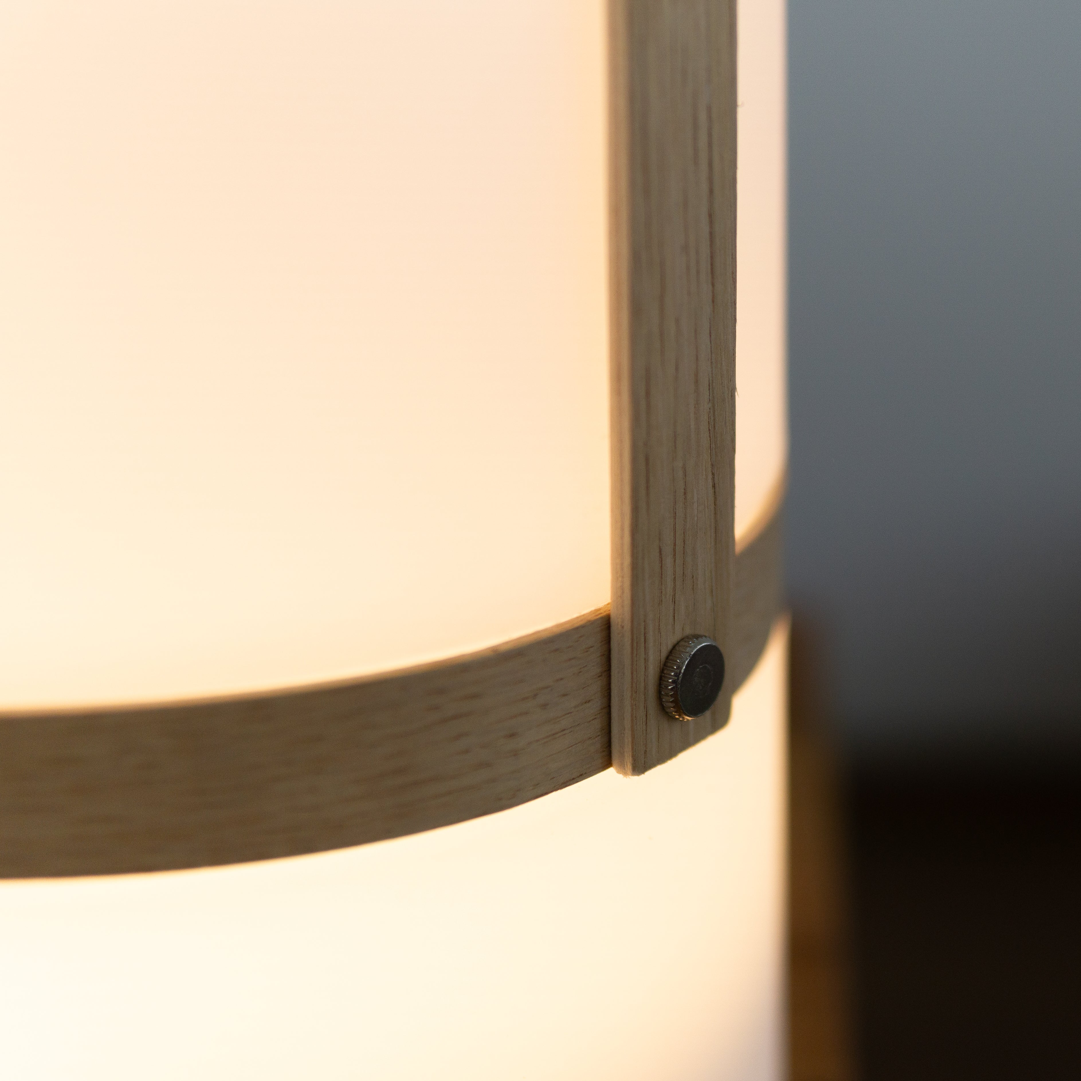 Detailansicht der tragbaren LED-Tischleuchte mit Holzgriff – warmweißes Licht und hochwertiges Design