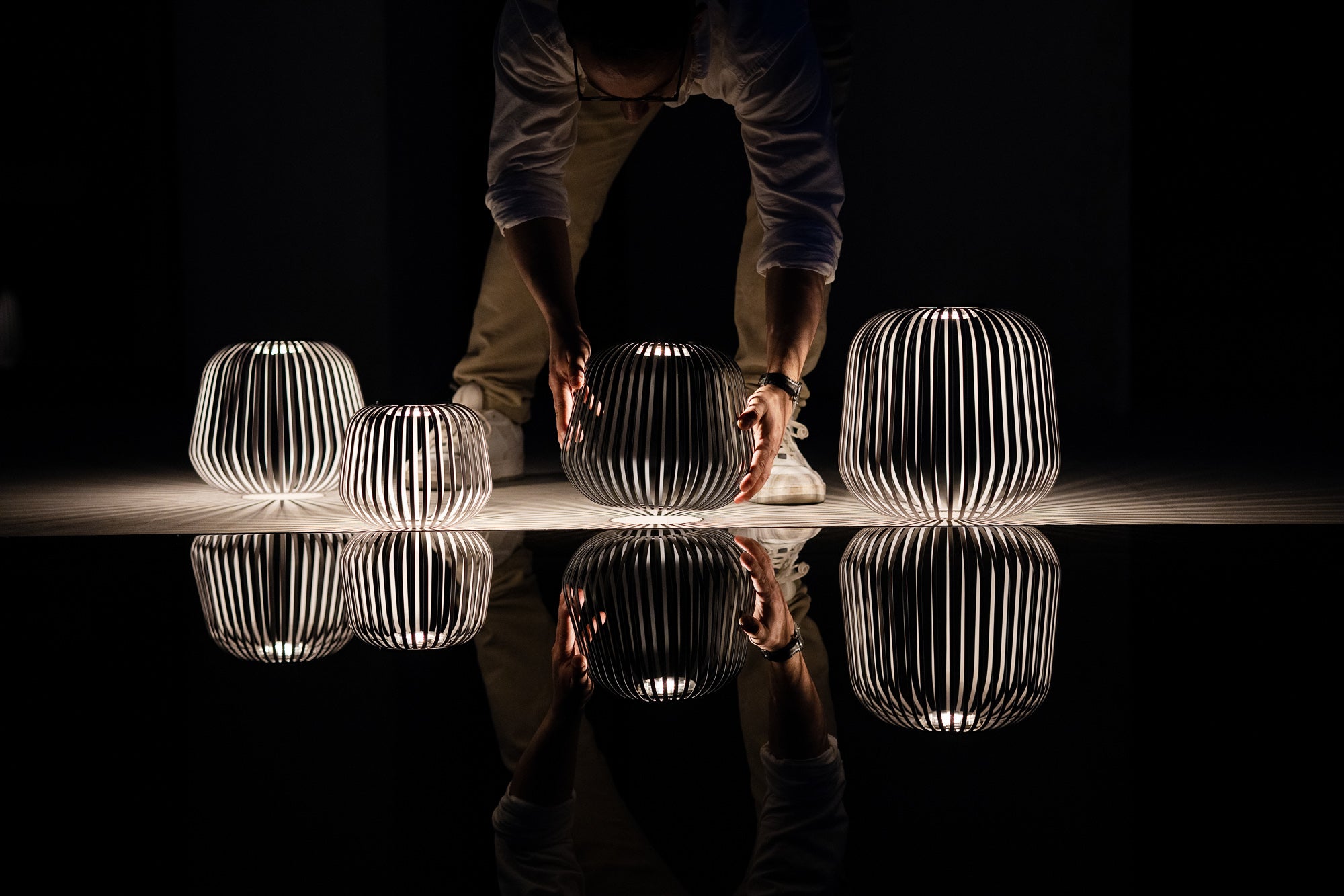 Solis Lampen-Set in grau bei Nacht mit gedimmtem Solarlicht und schönen Schattenwurf als Stimmungslicht auf Terrasse am Außenpool