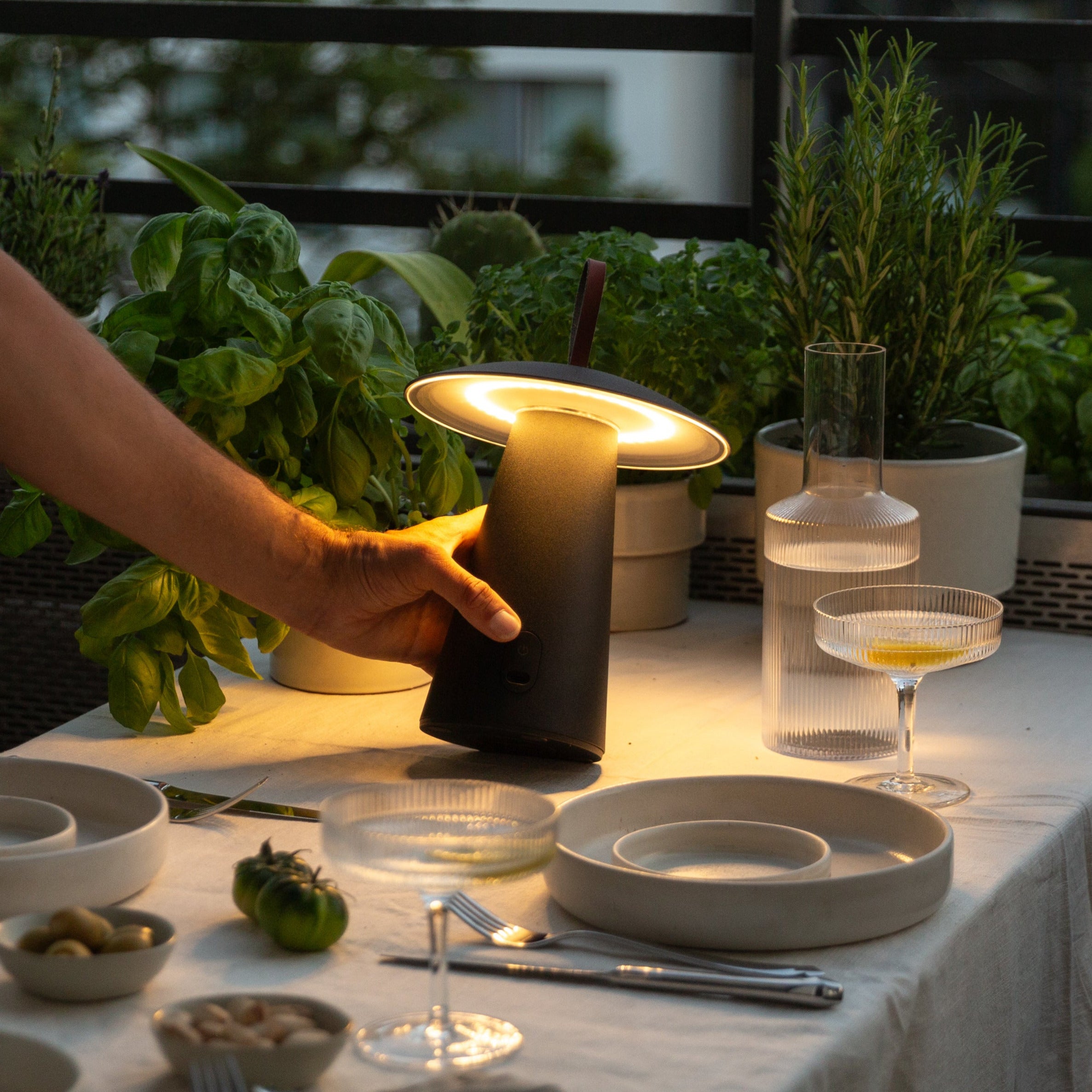 Lyvo LED-Tischleuchte in Schwarz – mobile, dimmbare Designerlampe als stimmungsvolles Licht beim Abendessen auf dem Balkon