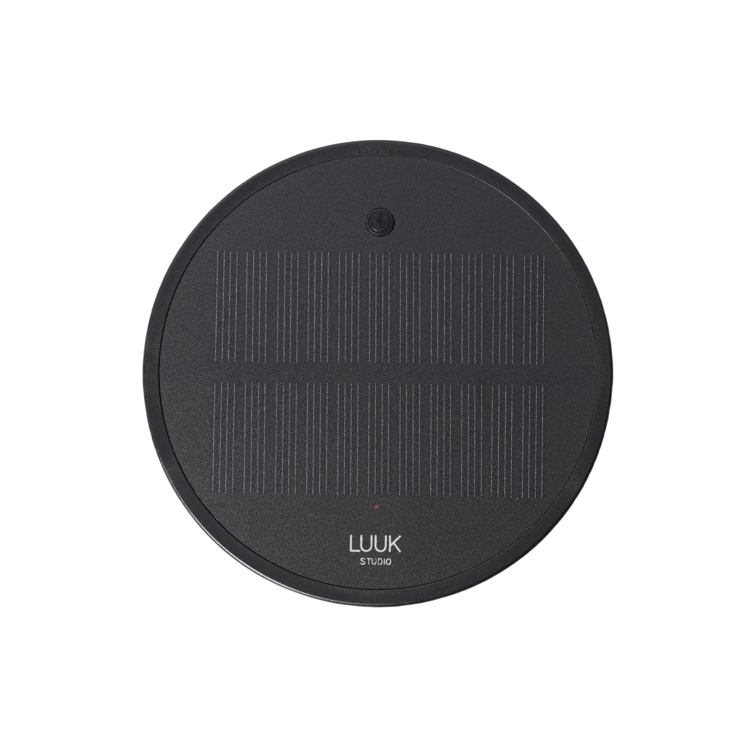 Oberseite des Solarmoduls der Solis Laterne von LUUK Studio mit USB-C Lademöglichkeit – lädt umweltfreundlich per Sonnenlicht und sorgt für kabellosen Betrieb.