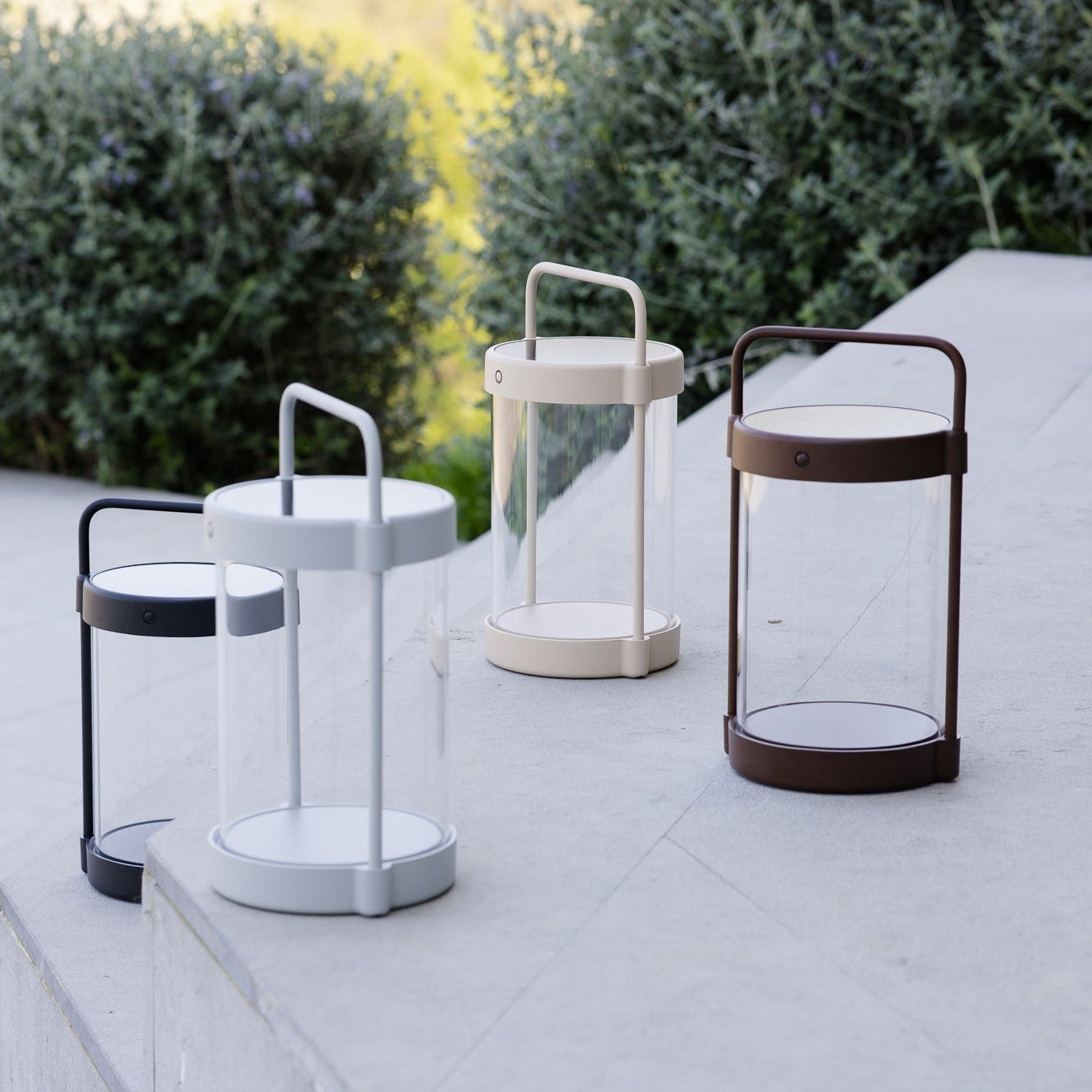 Moderne Solarlaterne Caia in Schwarz, Weiß, Beige und Braun auf moderner Terrasse im Tageslicht