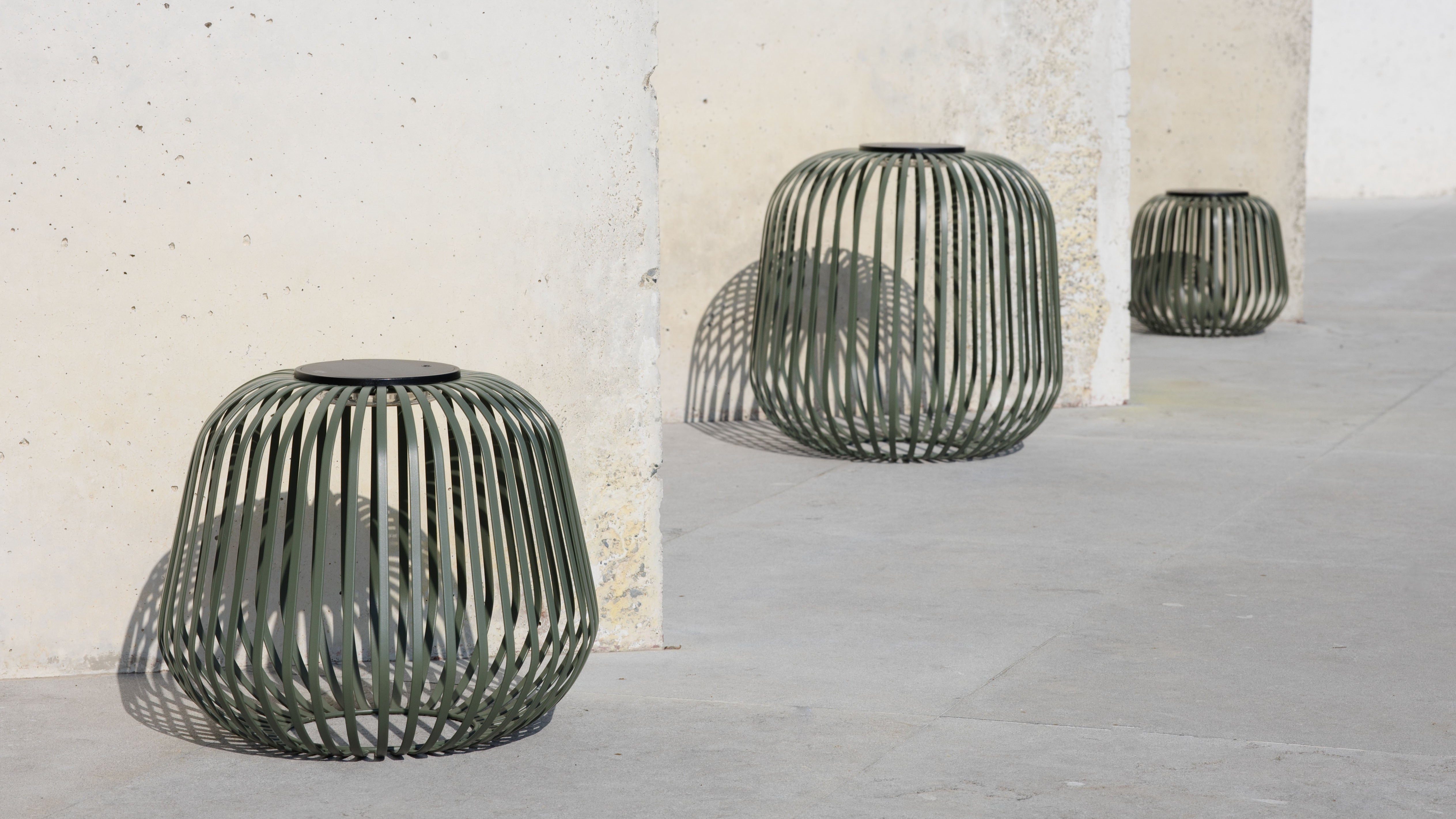 3er-Set der Solis Solarlaterne in Olivgrün von LUUK Studio – Design-Laternen in drei Größen für Terrasse, Garten oder Eingangsbereich