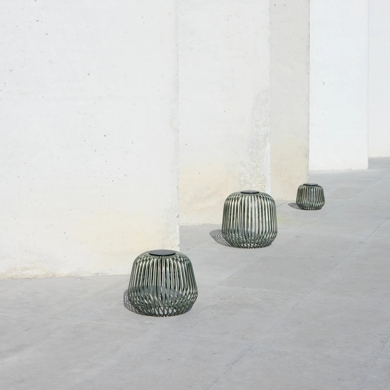 3er-Set der Solis Solarlaterne in Olivgrün von LUUK Studio – Design-Laternen in drei Größen für Terrasse, Garten oder Eingangsbereich