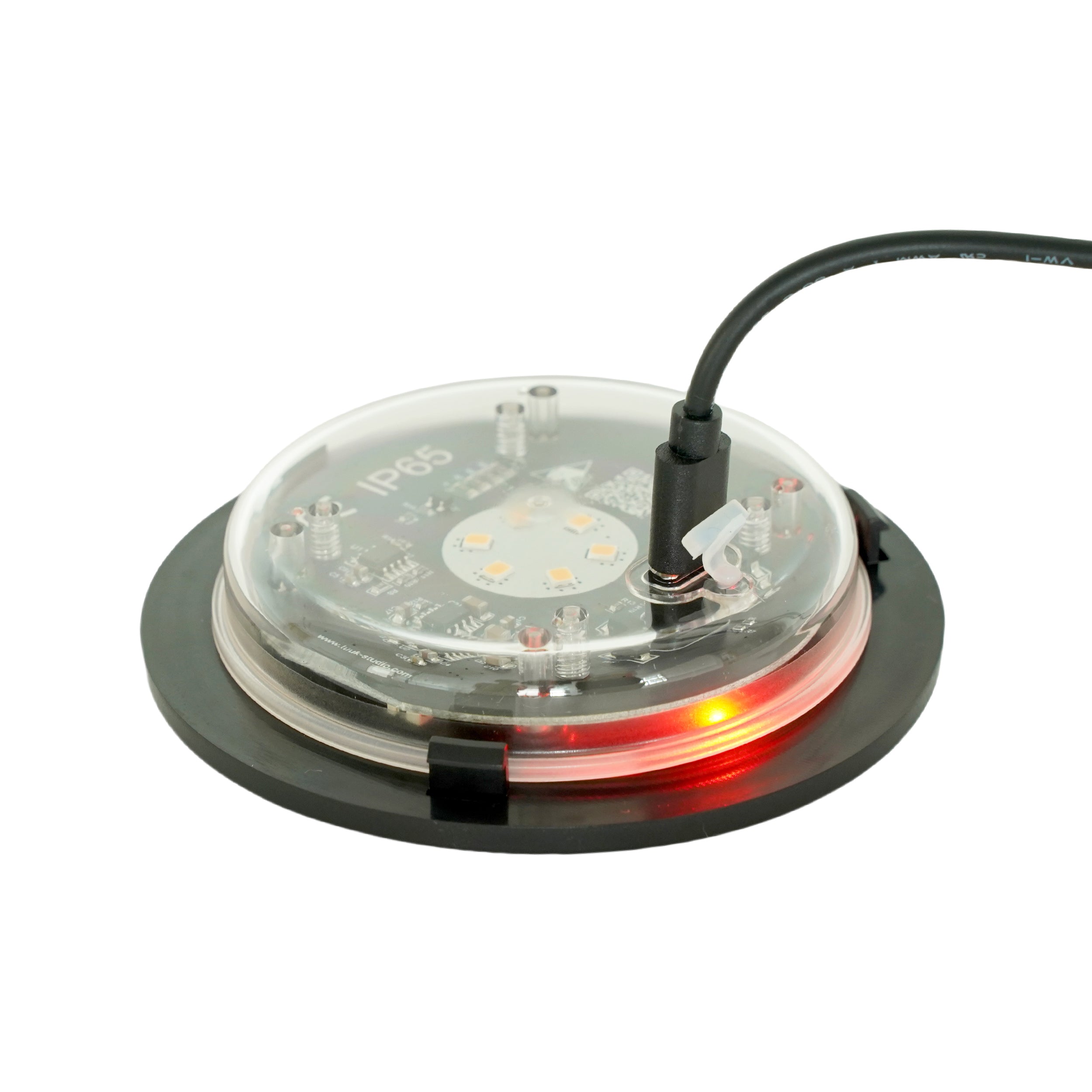 Seitliche Ansicht des Solarmoduls der Solis Laterne beim Aufladen per USB-C – die rote LED signalisiert den Ladevorgang, wetterfest nach IP65.