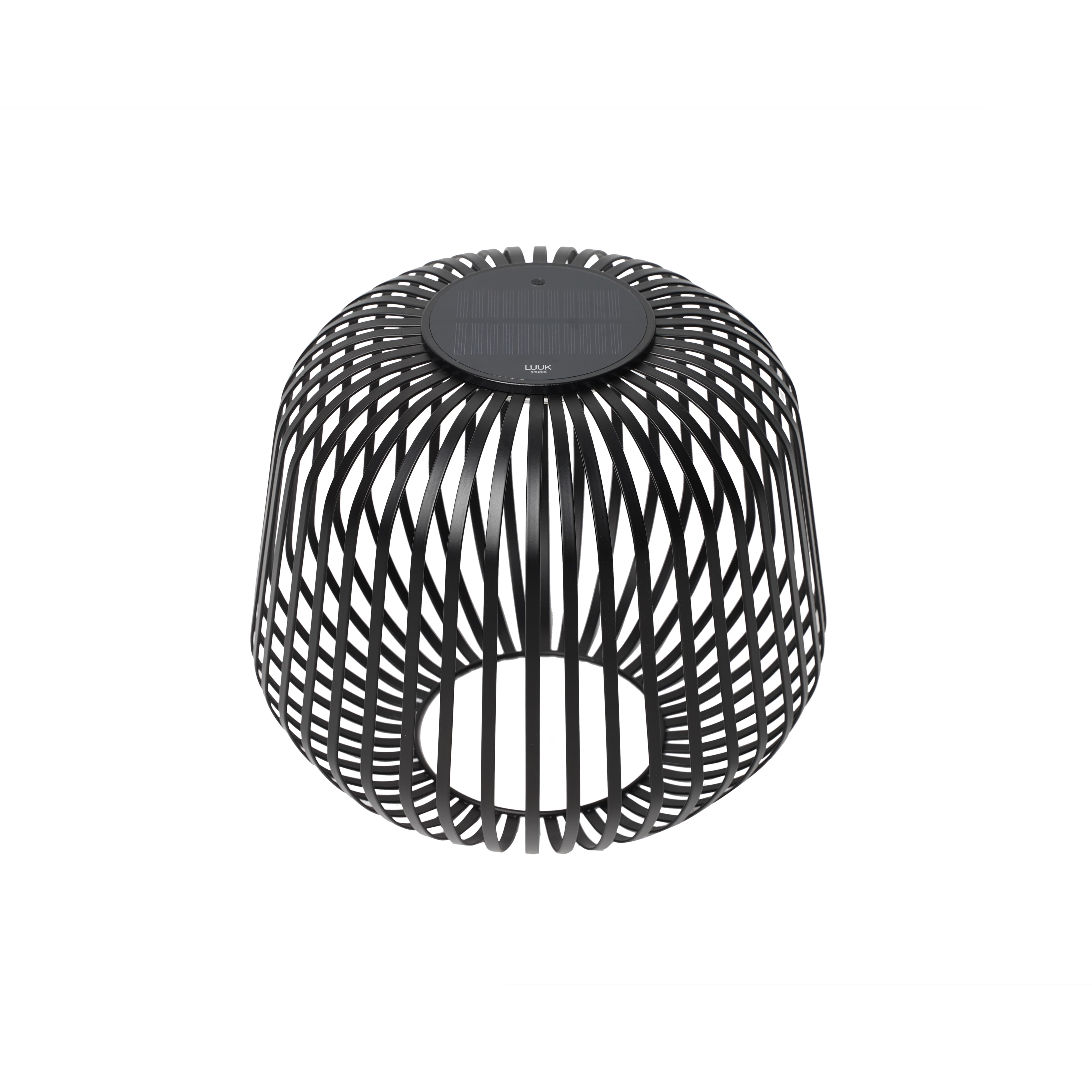 Schwarze Solarlaterne Solis M mit Metallgestell von LUUK Studio – modernes Windlicht mit warmweißem, dimmbarem Licht für stimmungsvolle Beleuchtung im Außen- und Innenbereich.