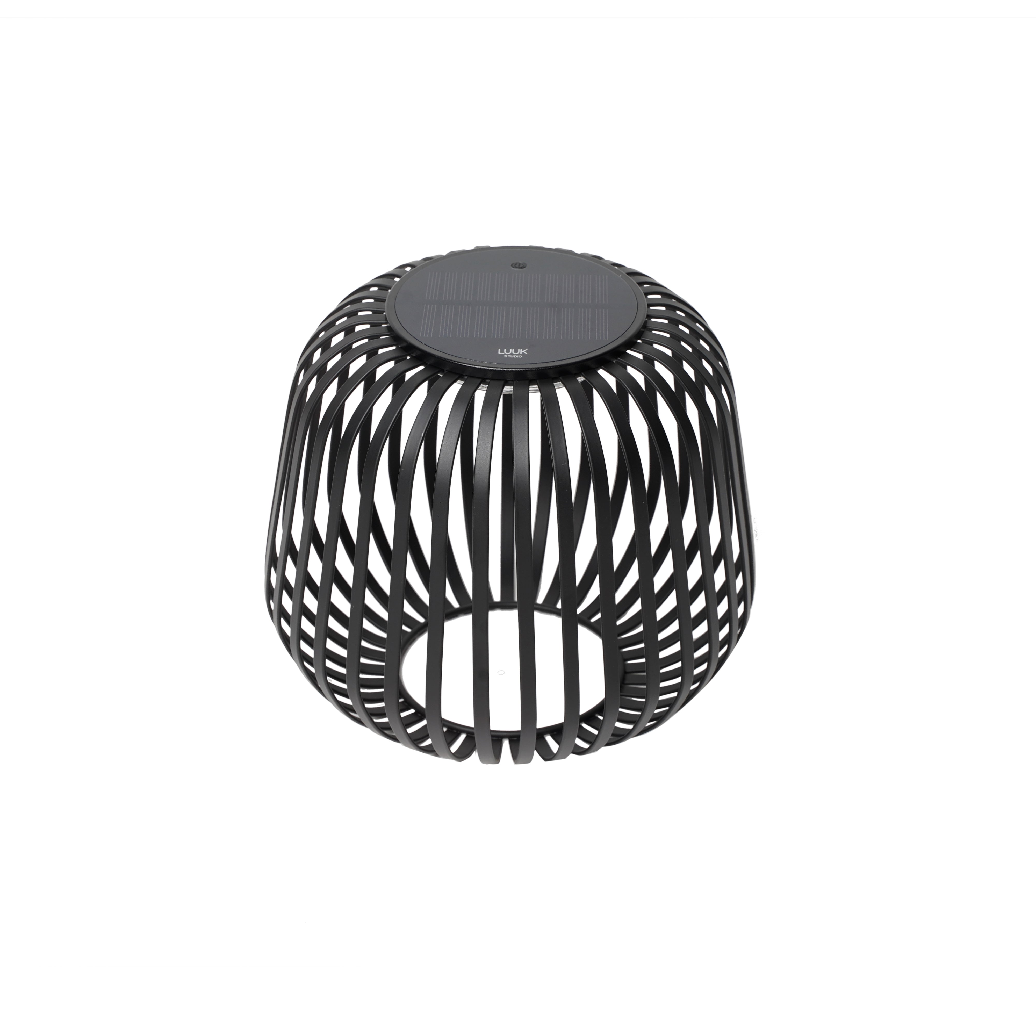 Schwarze Solarlaterne Solis S mit Metallgestell von LUUK Studio – modernes Windlicht mit warmweißem, dimmbarem Licht für stimmungsvolle Beleuchtung im Außen- und Innenbereich.