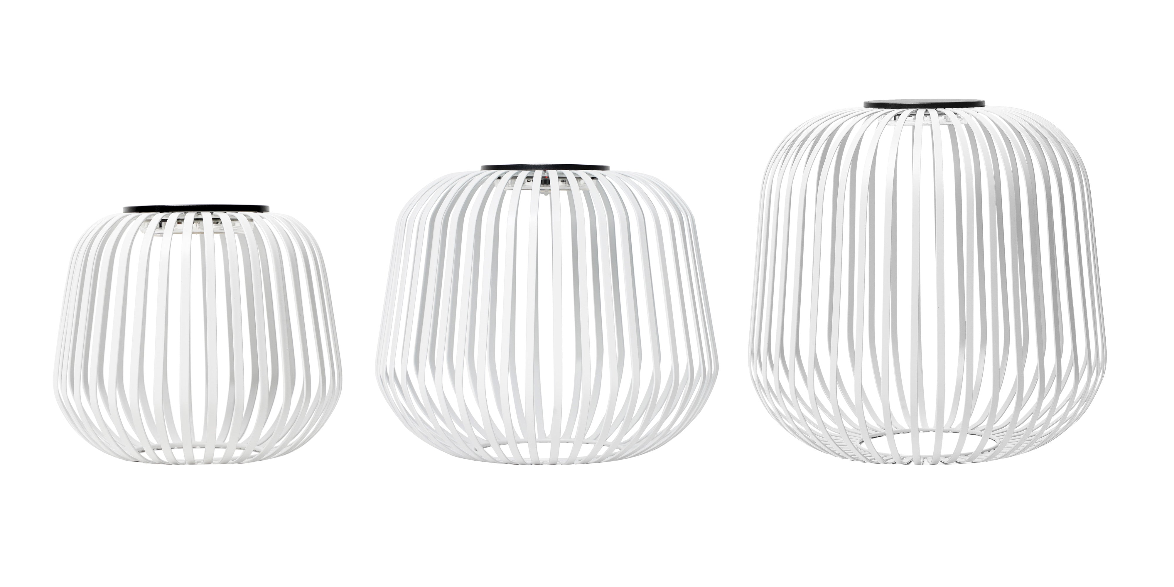 Größenübersicht der Solis Solarlaterne in Weiß: Windlichter in Small (20 x 20 x 17 cm), Medium (27 x 27 x 22 cm) und Large (30 x 30 x 28 cm) – als elegante Kerzenhalter für stilvolle Lichtakzente im Outdoorbereich.