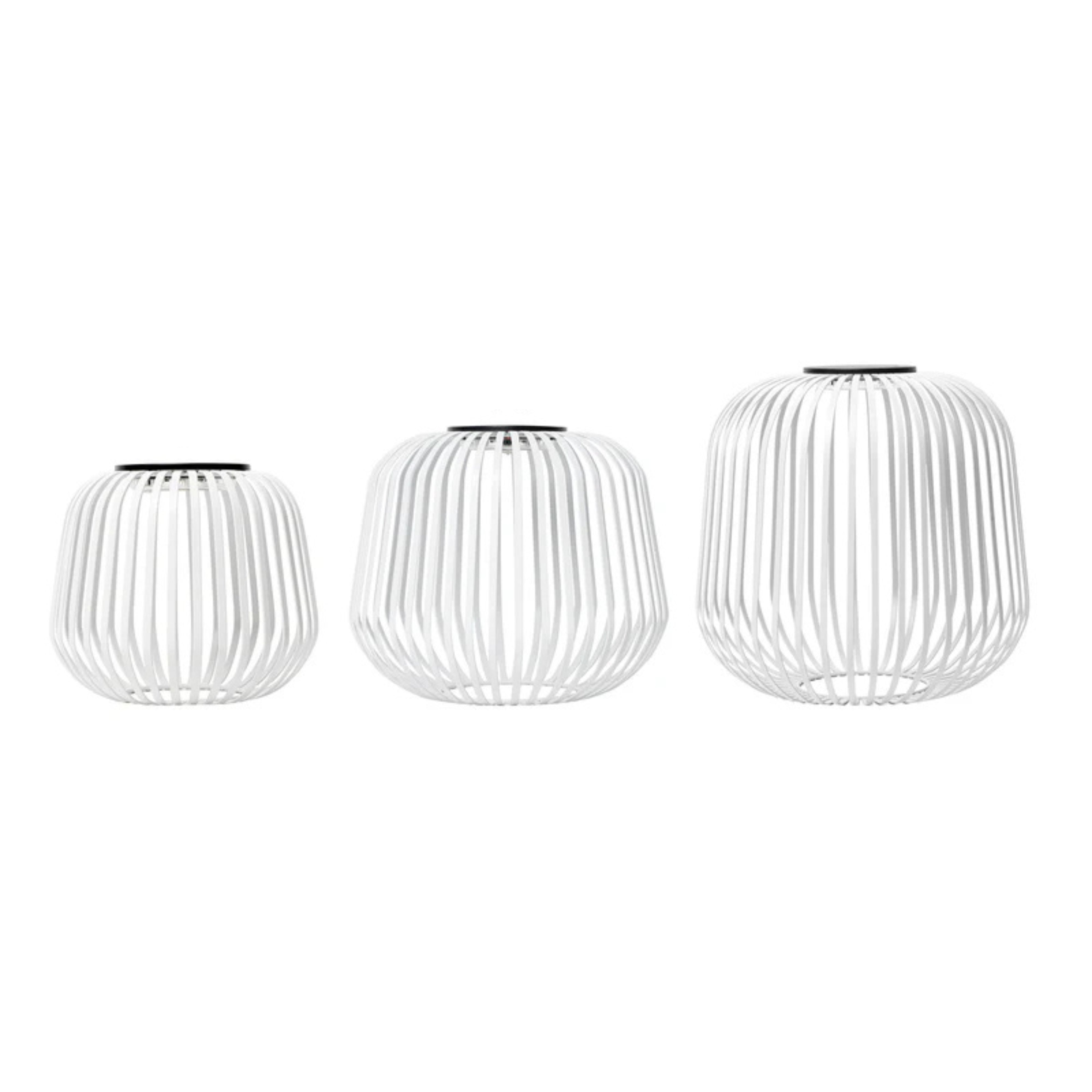 Größenübersicht der Solis Solarlaterne in Weiß: Windlichter in Small (20 x 20 x 17 cm), Medium (27 x 27 x 22 cm) und Large (30 x 30 x 28 cm) – als elegante Kerzenhalter für stilvolle Lichtakzente im Outdoorbereich.