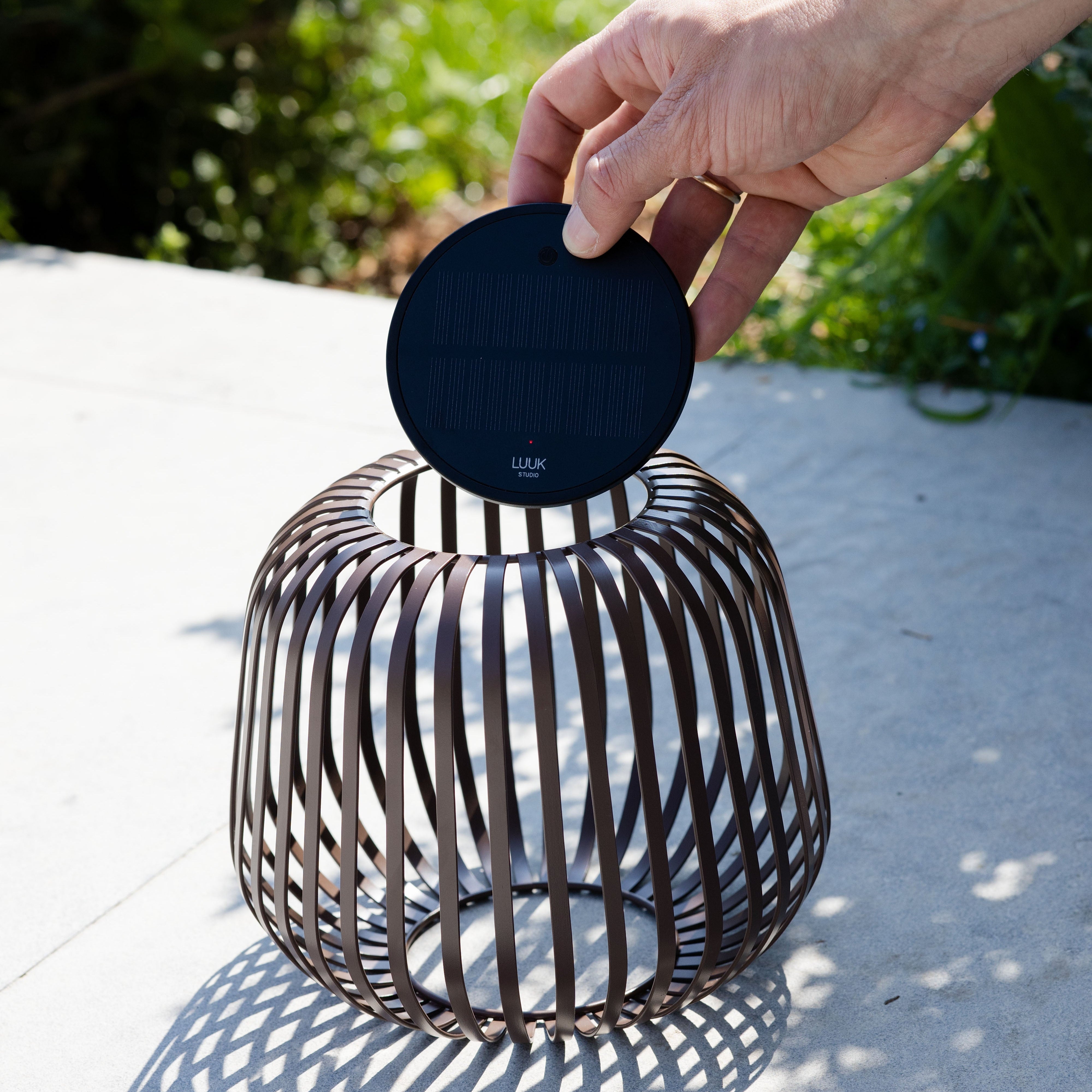 Walnuss Solarlaterne Solis S mit Metallgestell von LUUK Studio – modernes Windlicht mit warmweißem, dimmbarem Licht für stimmungsvolle Beleuchtung im Außen- und Innenbereich.