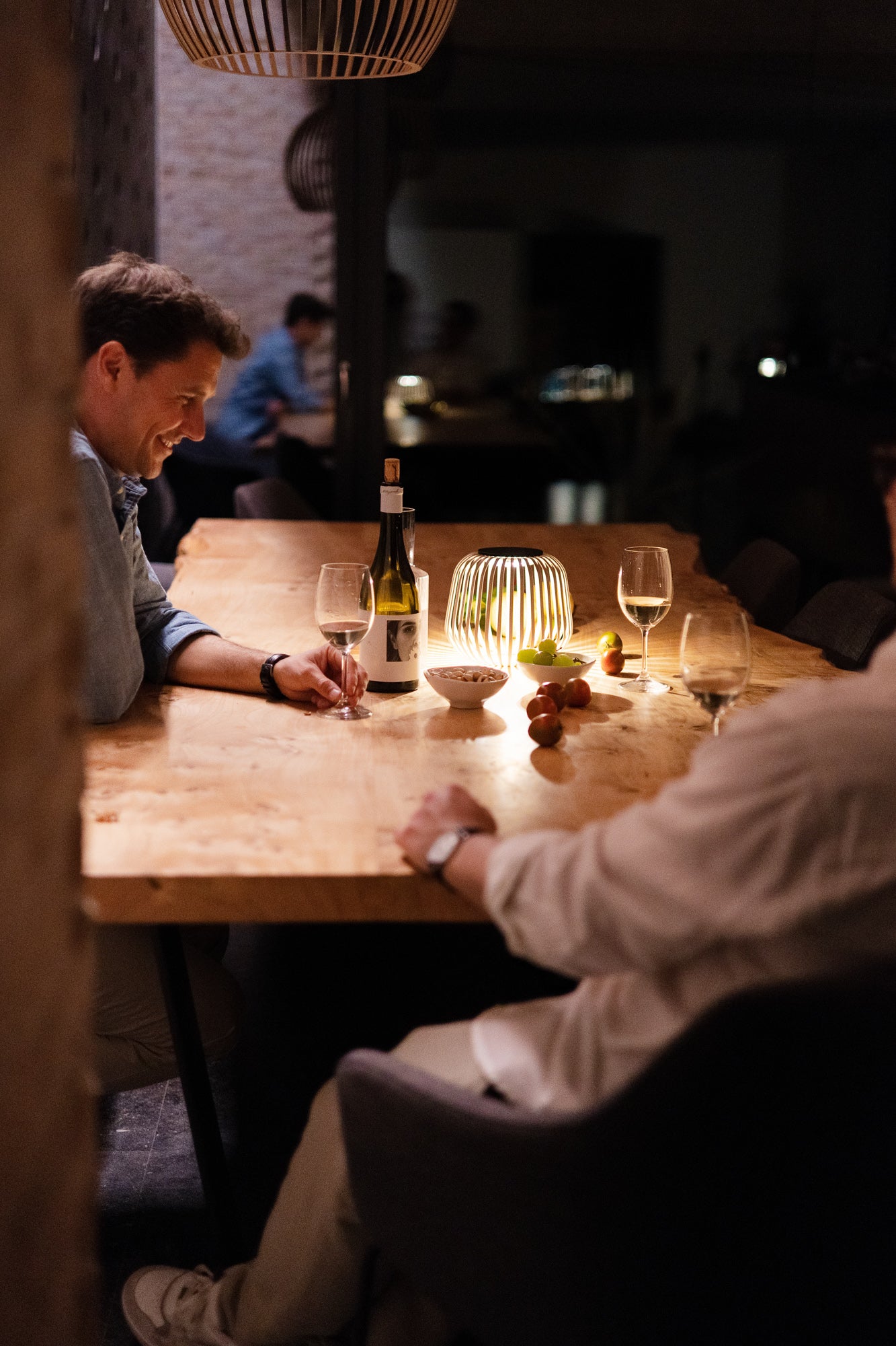 Die Solarlaterne Solis sorgt für stimmungsvolles, warmes Licht bei einem gemütlichen Abendessen mit Wein und Snacks – ideal für gesellige Runden im Innen- und Außenbereich.