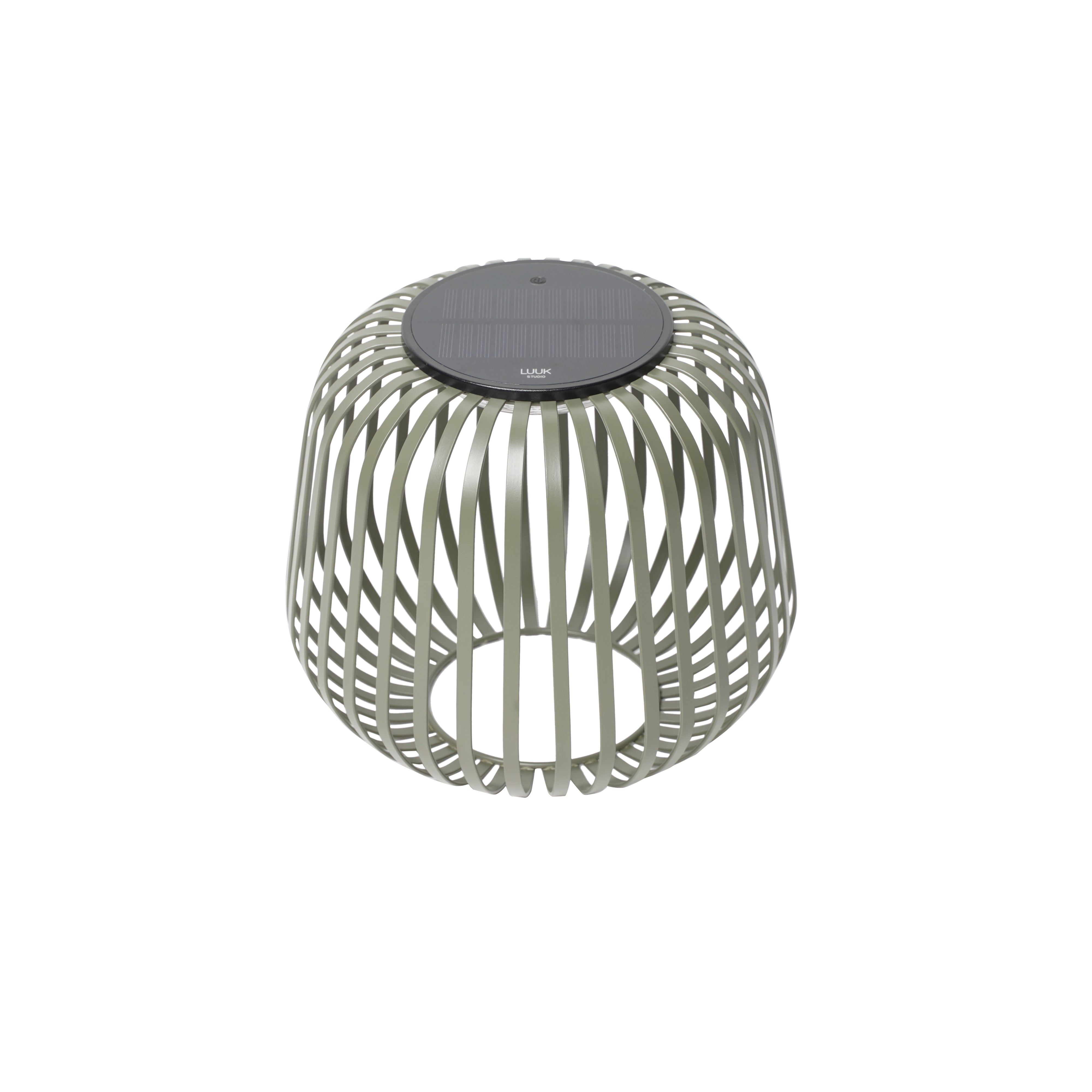 Grüne Solarlaterne Solis S mit Metallgestell von LUUK Studio – modernes Windlicht mit warmweißem, dimmbarem Licht für stimmungsvolle Beleuchtung im Außen- und Innenbereich.