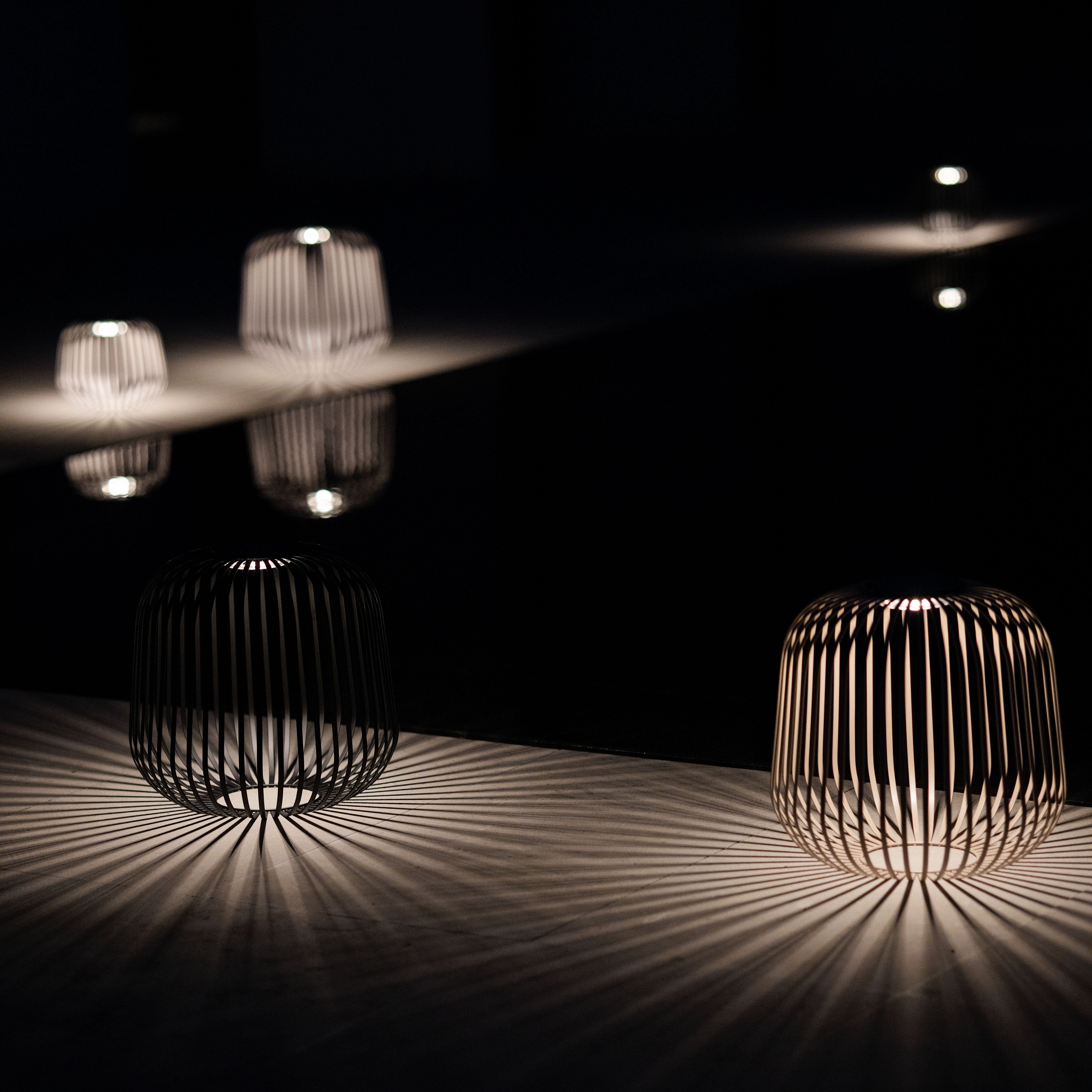 Solis Solarlaternen von LUUK Studio bei Nacht – erzeugen dekorative Licht- und Schattenspiele für stimmungsvolle Outdoor-Beleuchtung auf Terrasse oder im Garten.