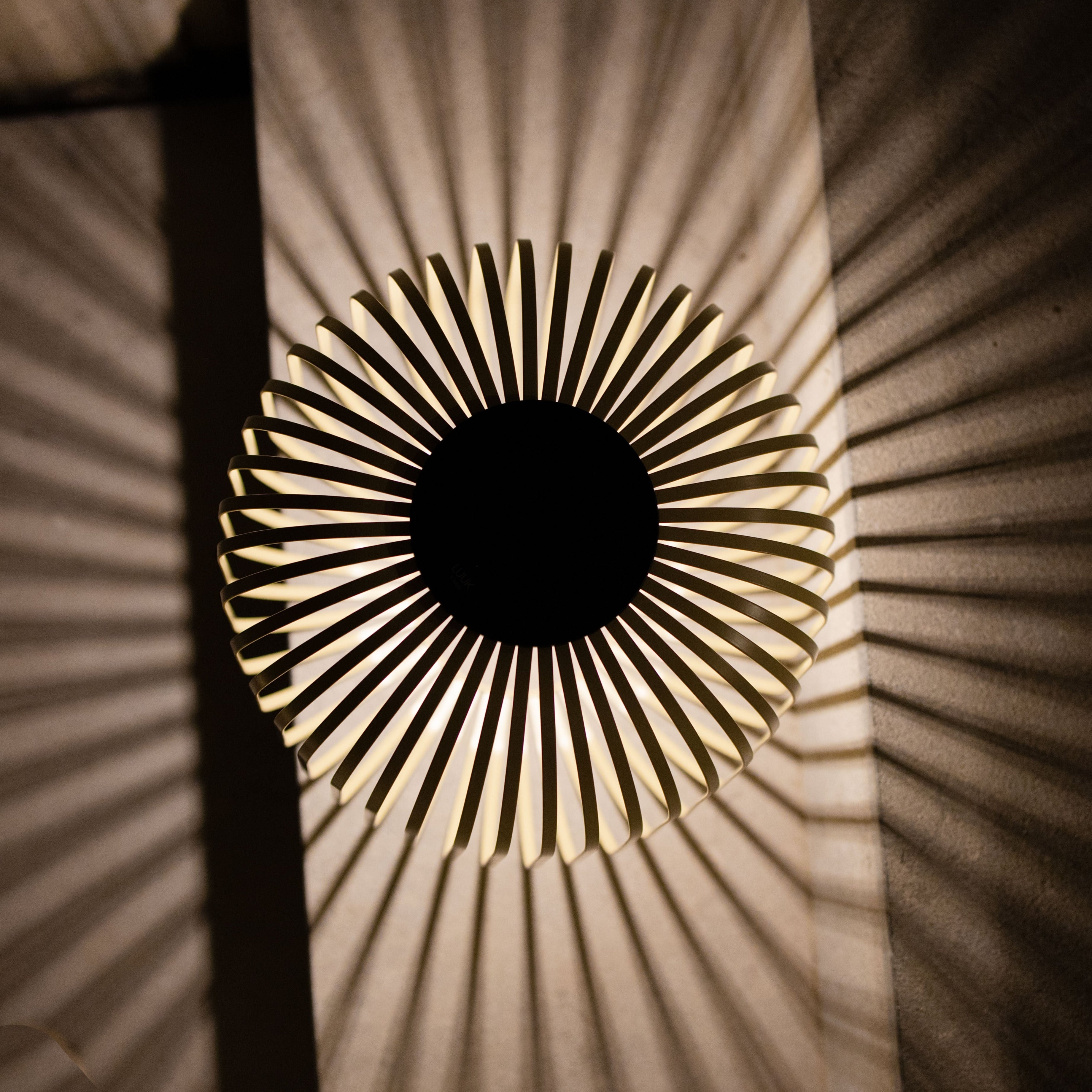 Solis Solarlaterne von LUUK Studio in Draufsicht – erzeugt dekorativen Schattenwurf und kunstvolle Lichtprojektion an der Wand für besondere Lichtstimmungen.