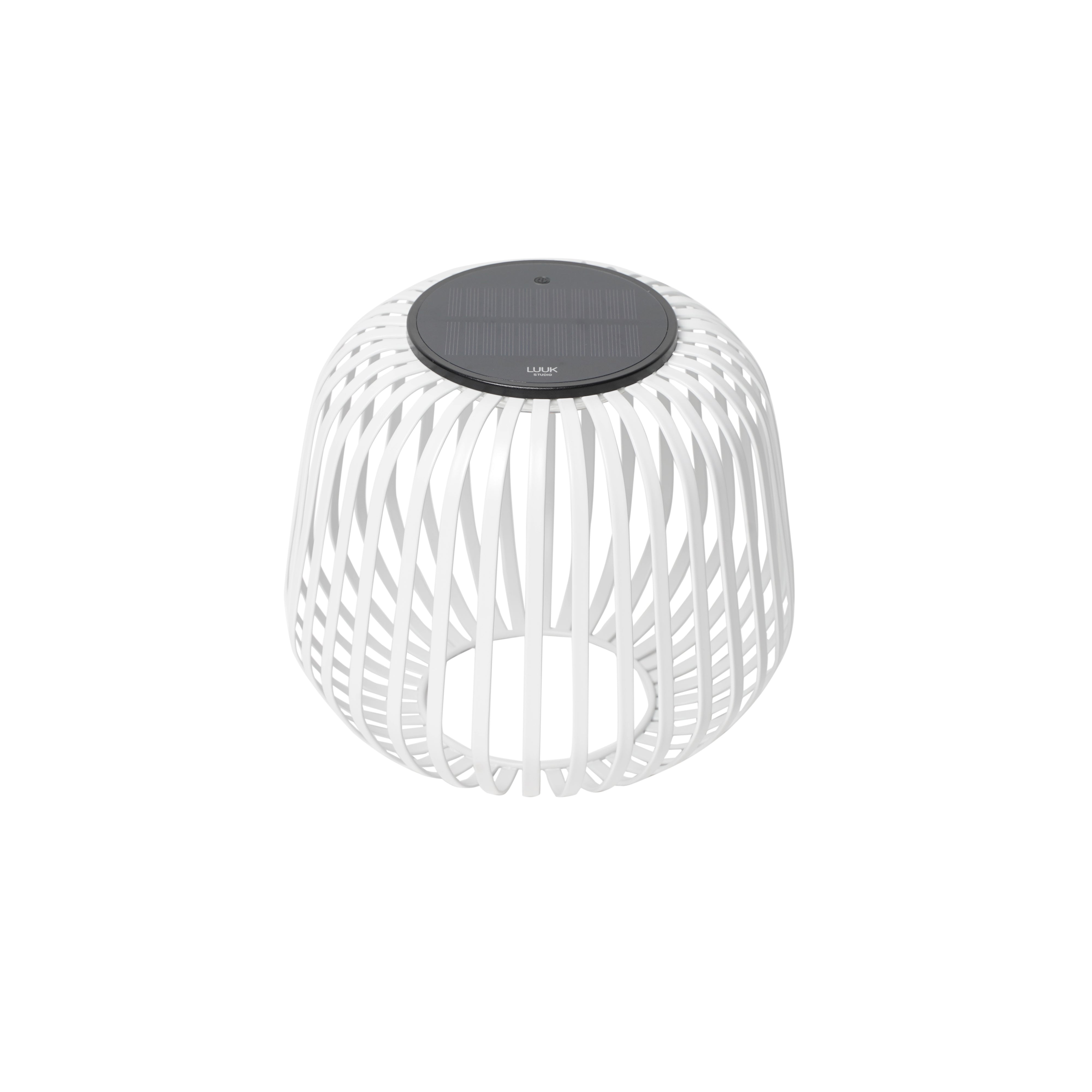 Weiße Solarlaterne Solis S mit Metallgestell von LUUK Studio – modernes Windlicht mit warmweißem, dimmbarem Licht für stimmungsvolle Beleuchtung im Außen- und Innenbereich.