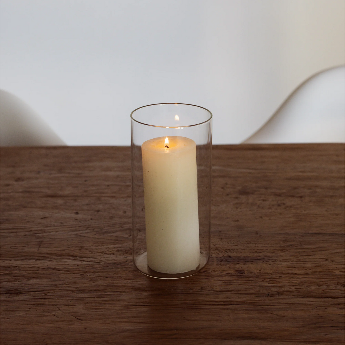 Windlicht mit Kerze auf Holztisch