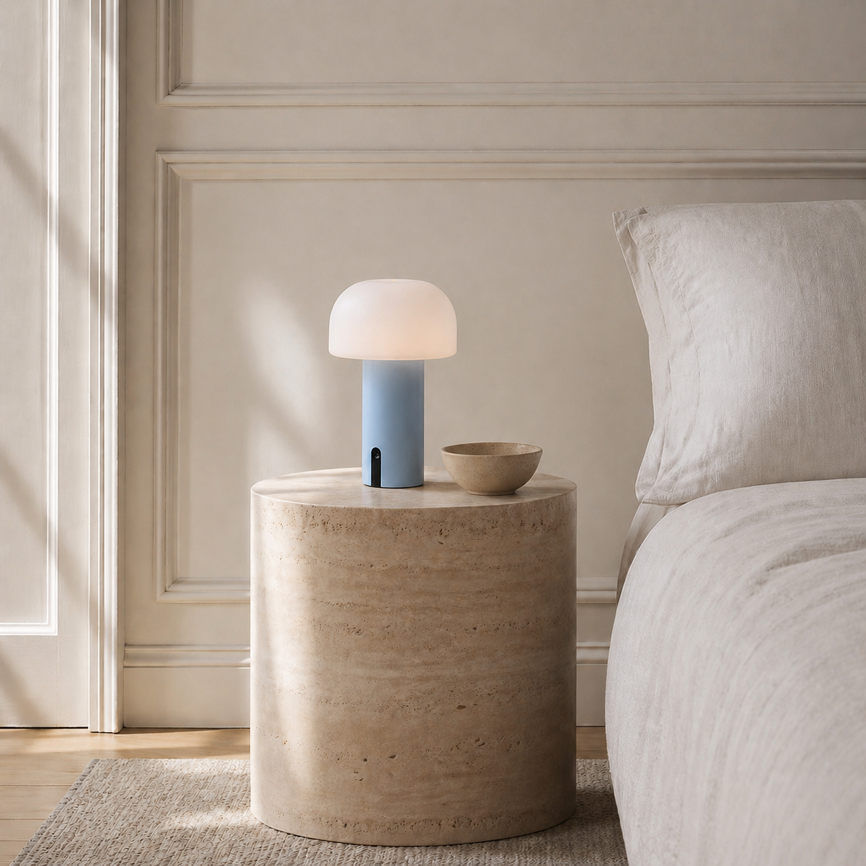 NOA Lampe in der Farbe hellblau auf minimalistischem Steintisch neben Bett