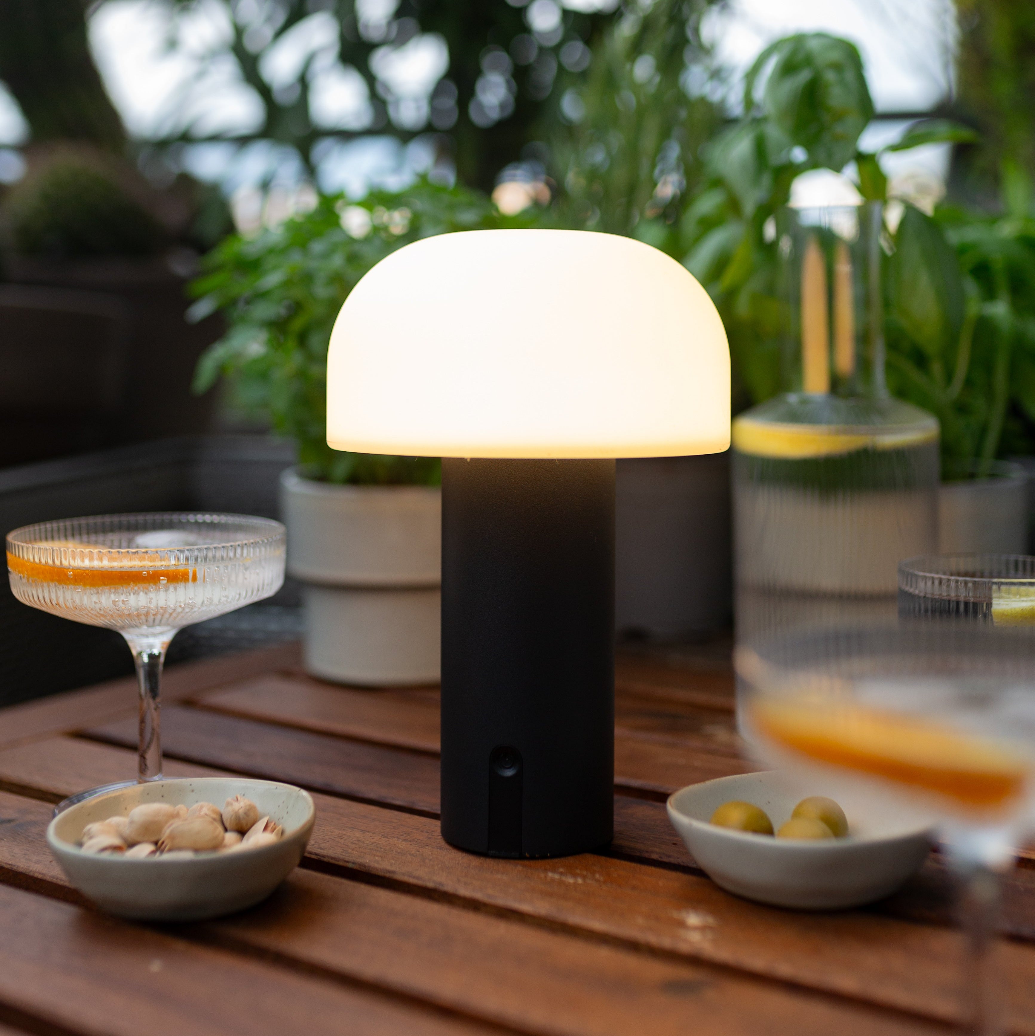 Noa LED-Akku-Tischleuchte in Schwarz – kabelloses Stimmungslicht für den gedeckten Terrassentisch mit Drinks bei Grillabenden im Sommer