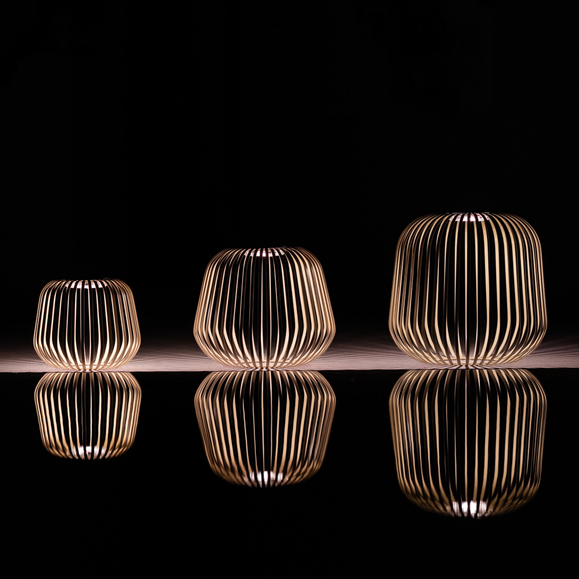 Outdoor Design-Solarlampe Solis im Garten mit dekorativem Lichtmuster auf dem Terrassenboden am Pool