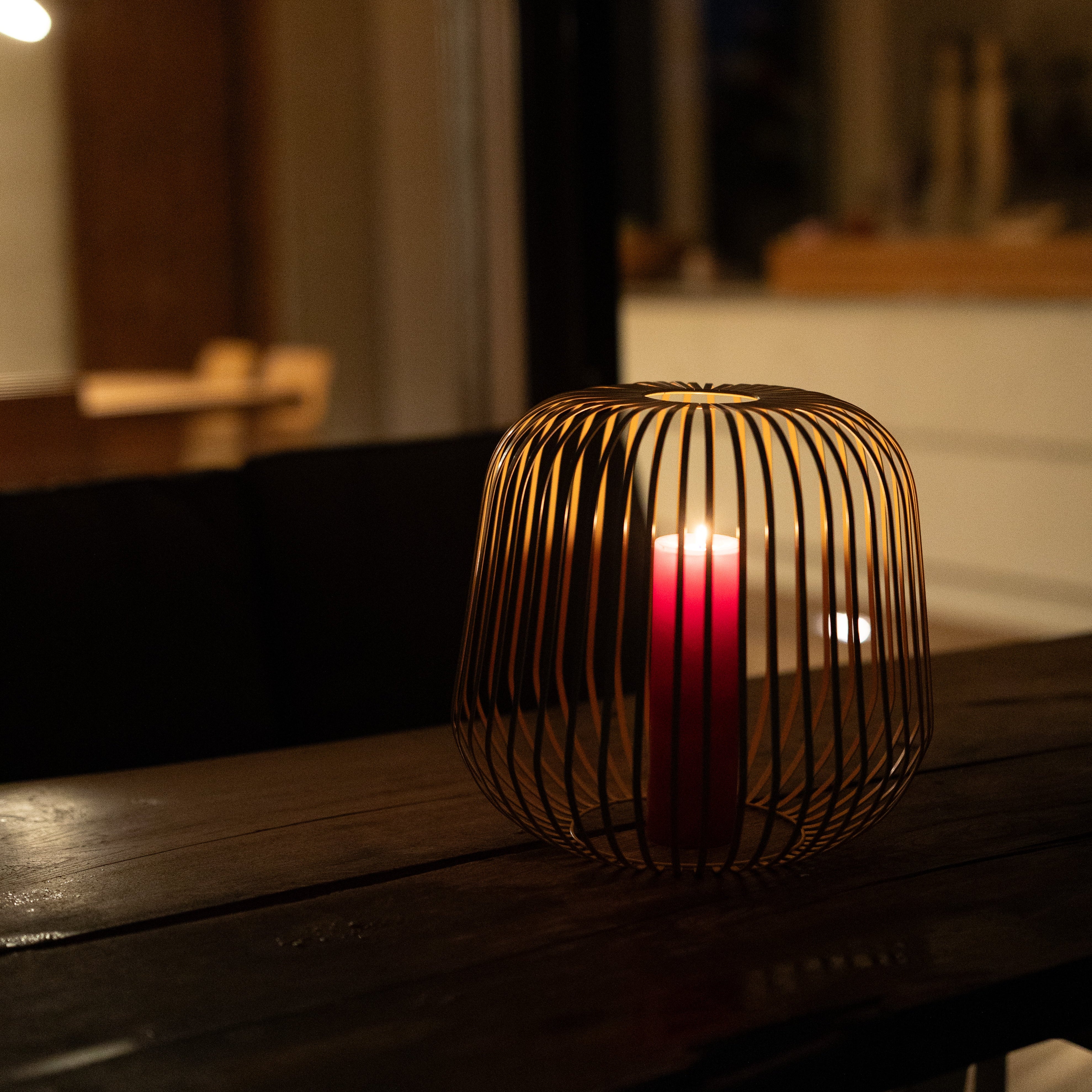 Eine Nahaufnahme der Solis Solarlampe mit Kerze auf einem Tisch in Dunkelheit