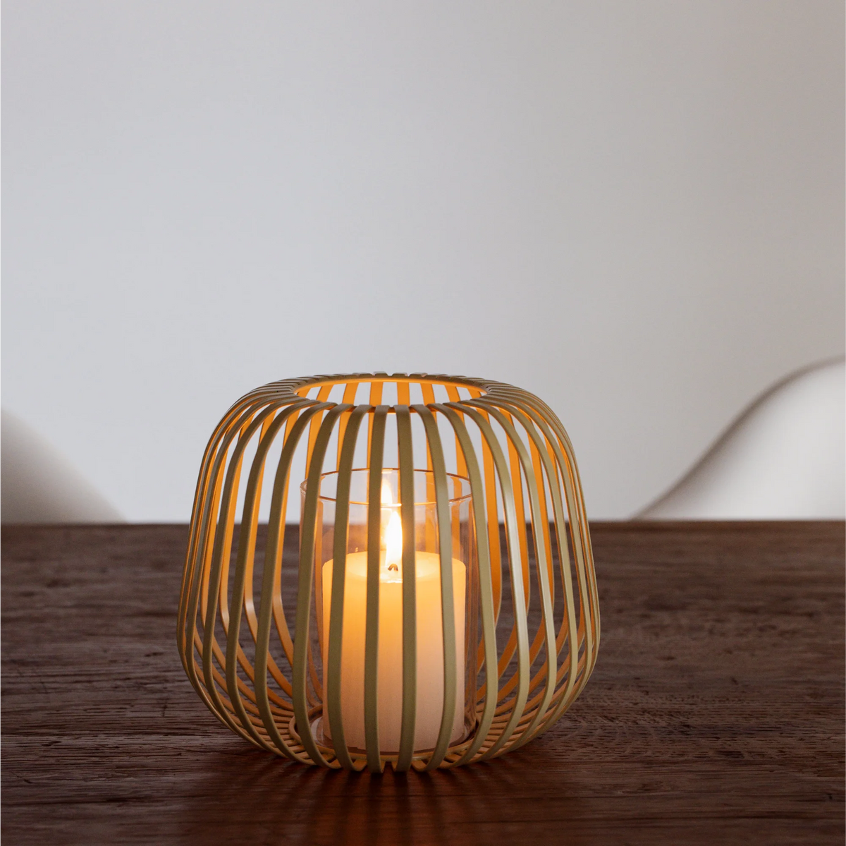 Windlicht mit Kerze in SOLIS Sand S auf Holztisch