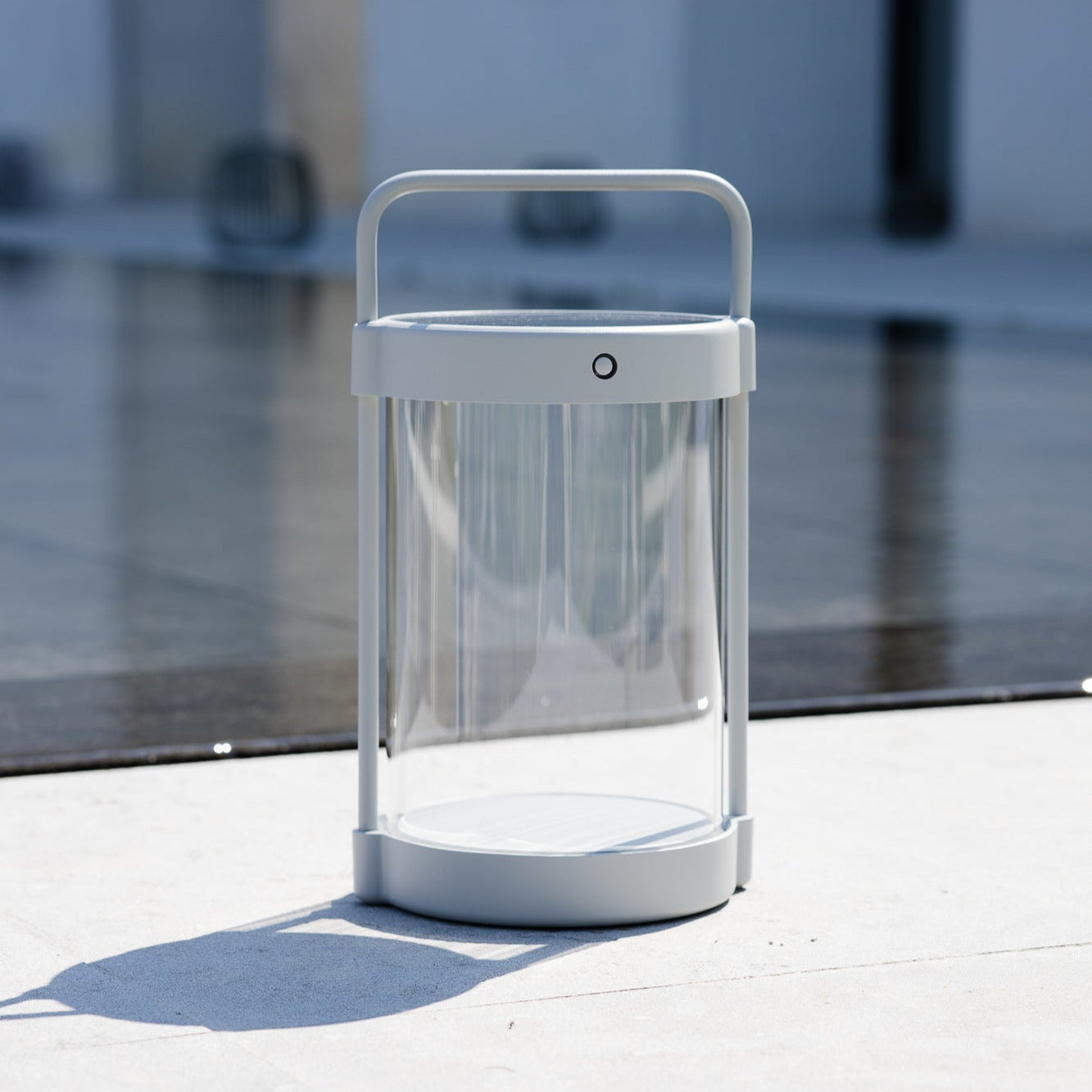 Moderne Solarlaterne Caia in Grau mit Glas und Metall-Bügelgriff – kabellose LED-Leuchte im minimalistischen Outdoor-Design bei Tageslicht