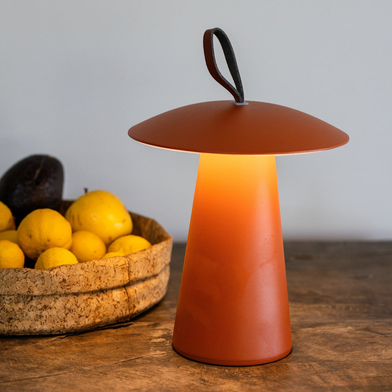 Design-Tischlampe Lyvo in Orange als stilvolles Wohnaccessoire – minimalistische LED-Leuchte mit Ledergriff, ideal für moderne Interieurs und stimmungsvolles Licht