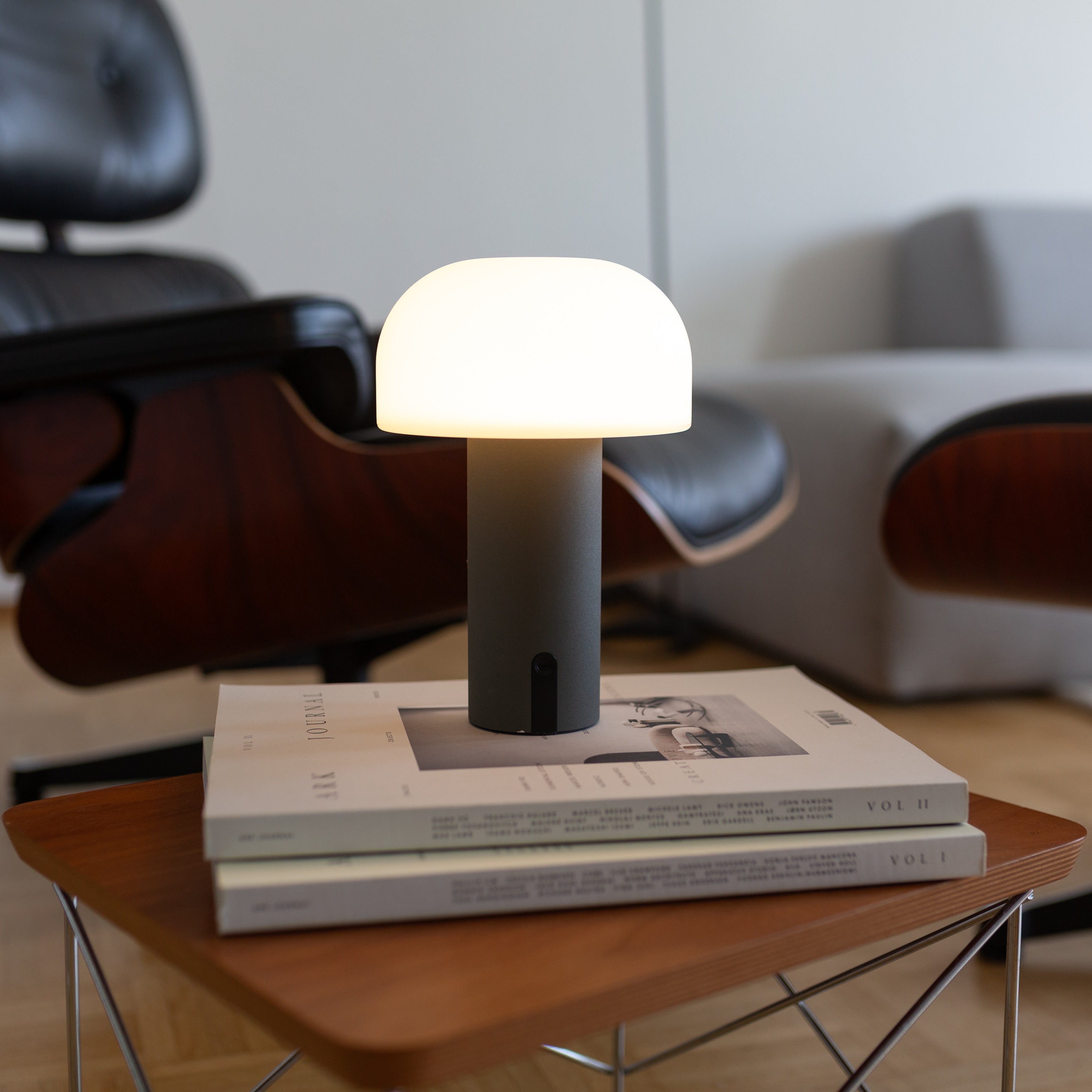 Dimmbare Noa LED-Tischlampe in mattem grau auf Couchtisch – stilvolle Akkuleuchte als Leselampe für stimmungsvolles Licht im Wohnzimmer