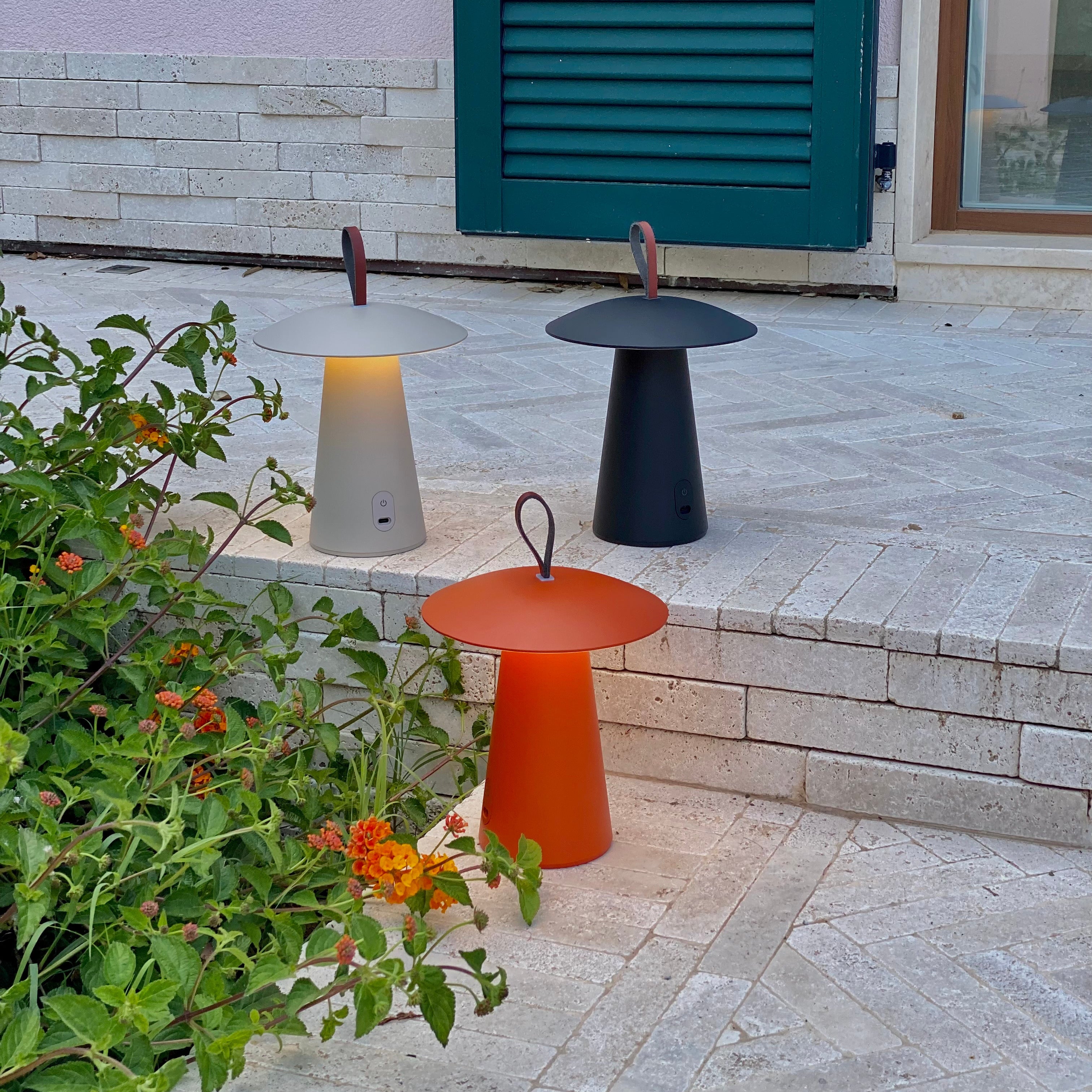 Mobile und stufenlos dimmbare Lyvo Tischleuchte für drinnen und draußen ohne Kabel auf Terrasse am Boden