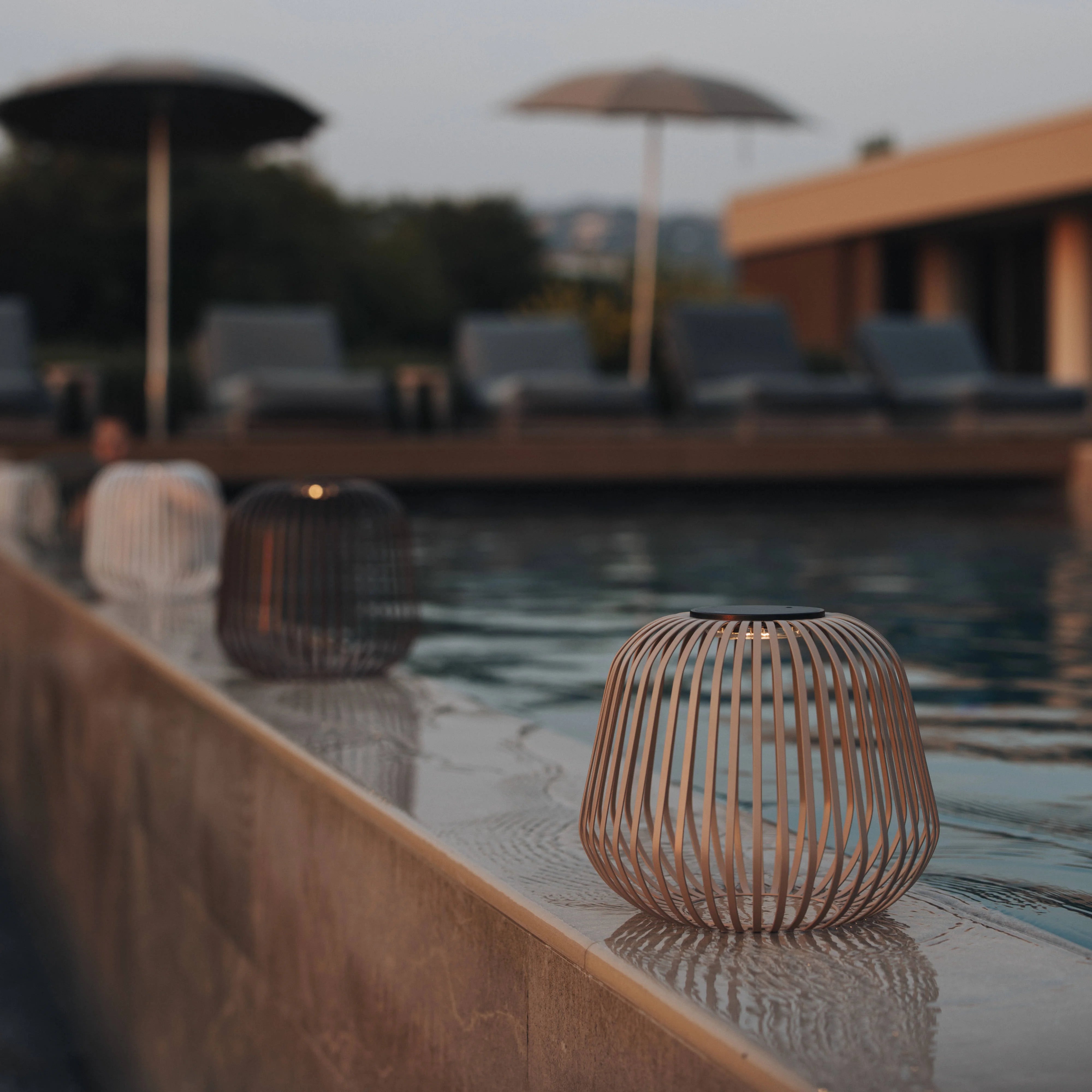 SOLIS Solarleuchten in verschiedenen Größen, modernes Cage-Design, wetterfestes Outdoor-Lichtobjekt mit reflektierender Wirkung – ideal für Terrasse oder Garten