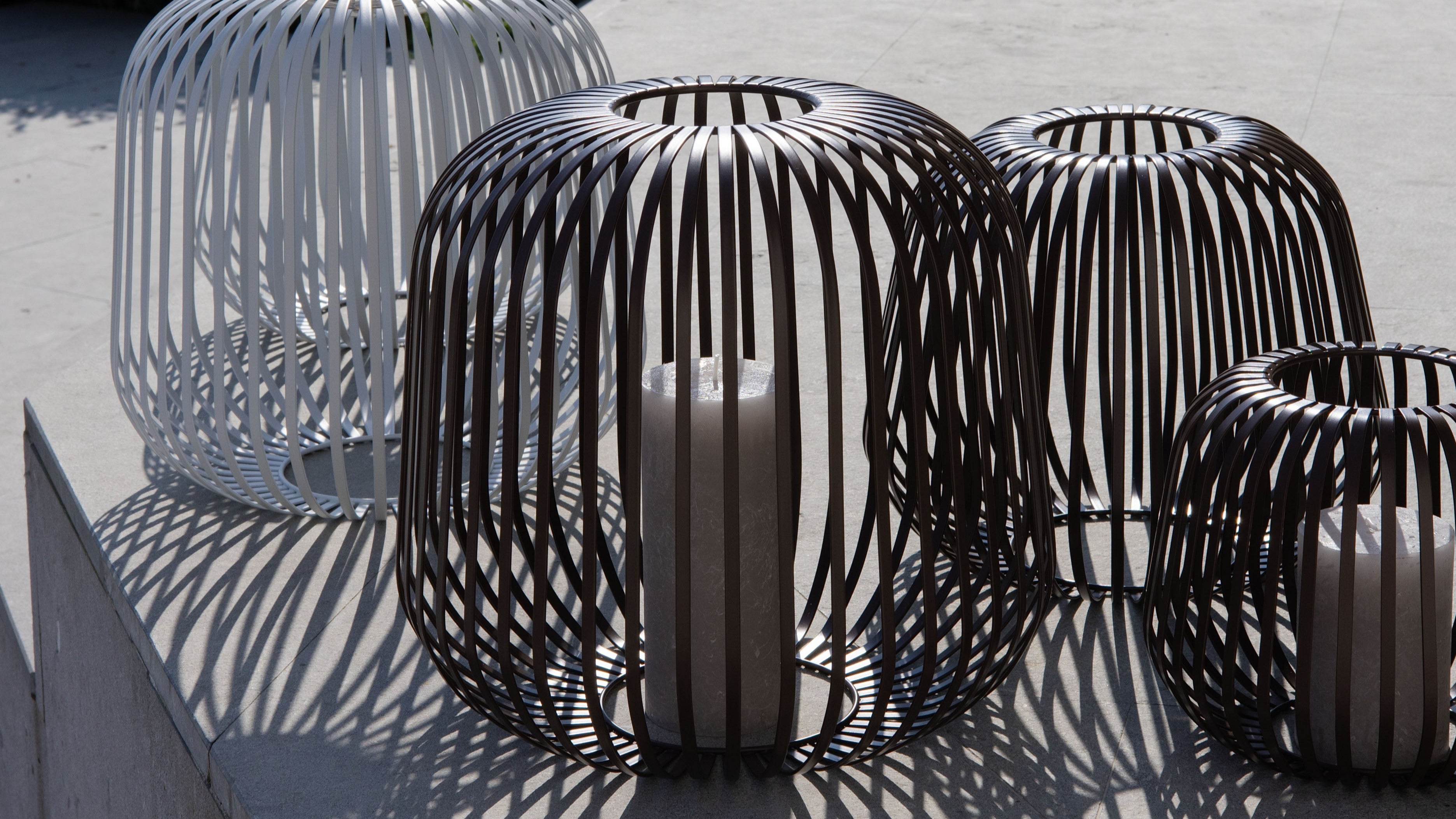 LUUK Studio Solis Solarlaternen in Braun und Weiß – stilvolles 3er-Set aus Metall für Terrasse oder Garten im Sonnenlicht mit Windlicht